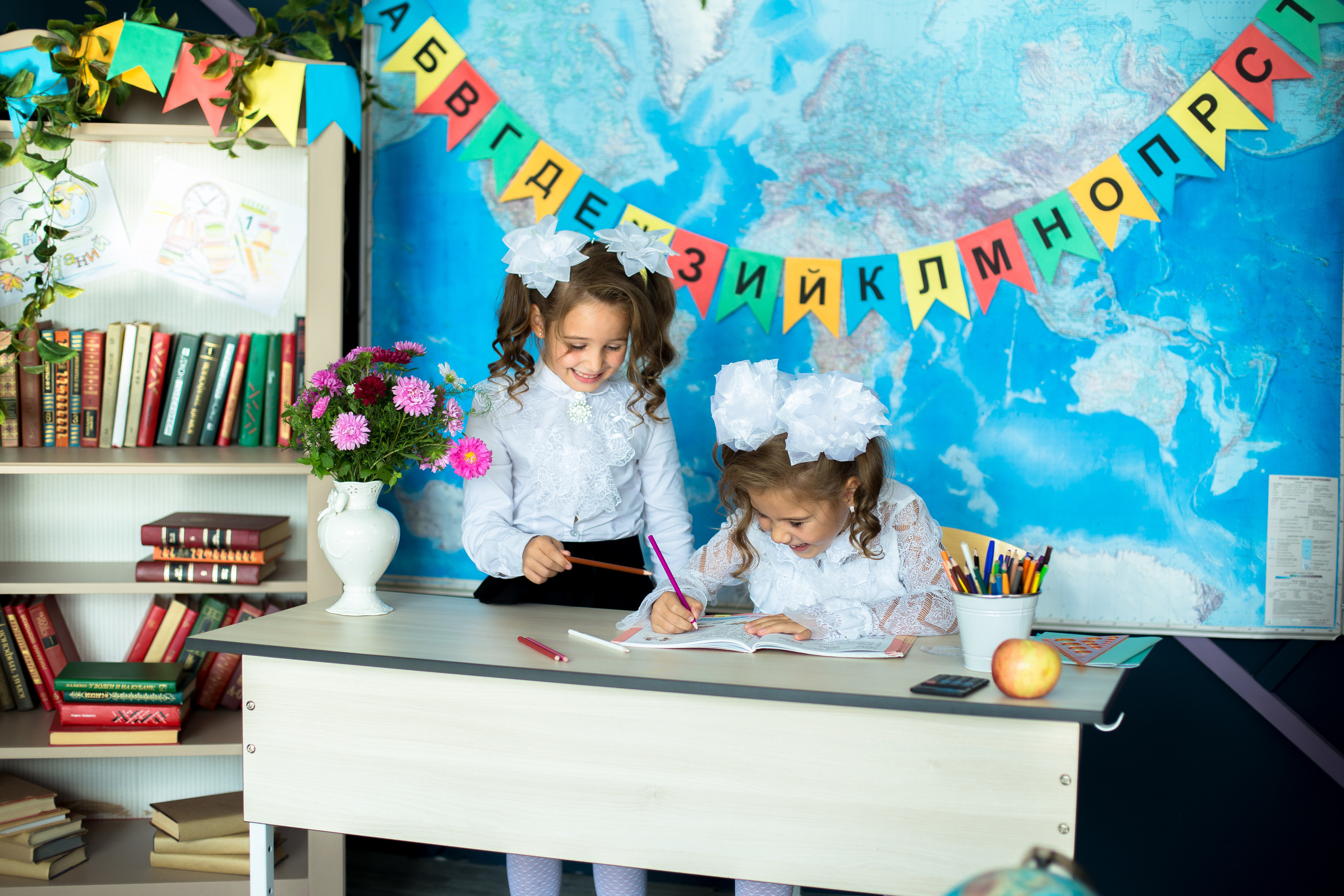 Выпускные альбомы 4класс. Выпускные альбомы Саратов Энгельс фотограф Титова Ирина