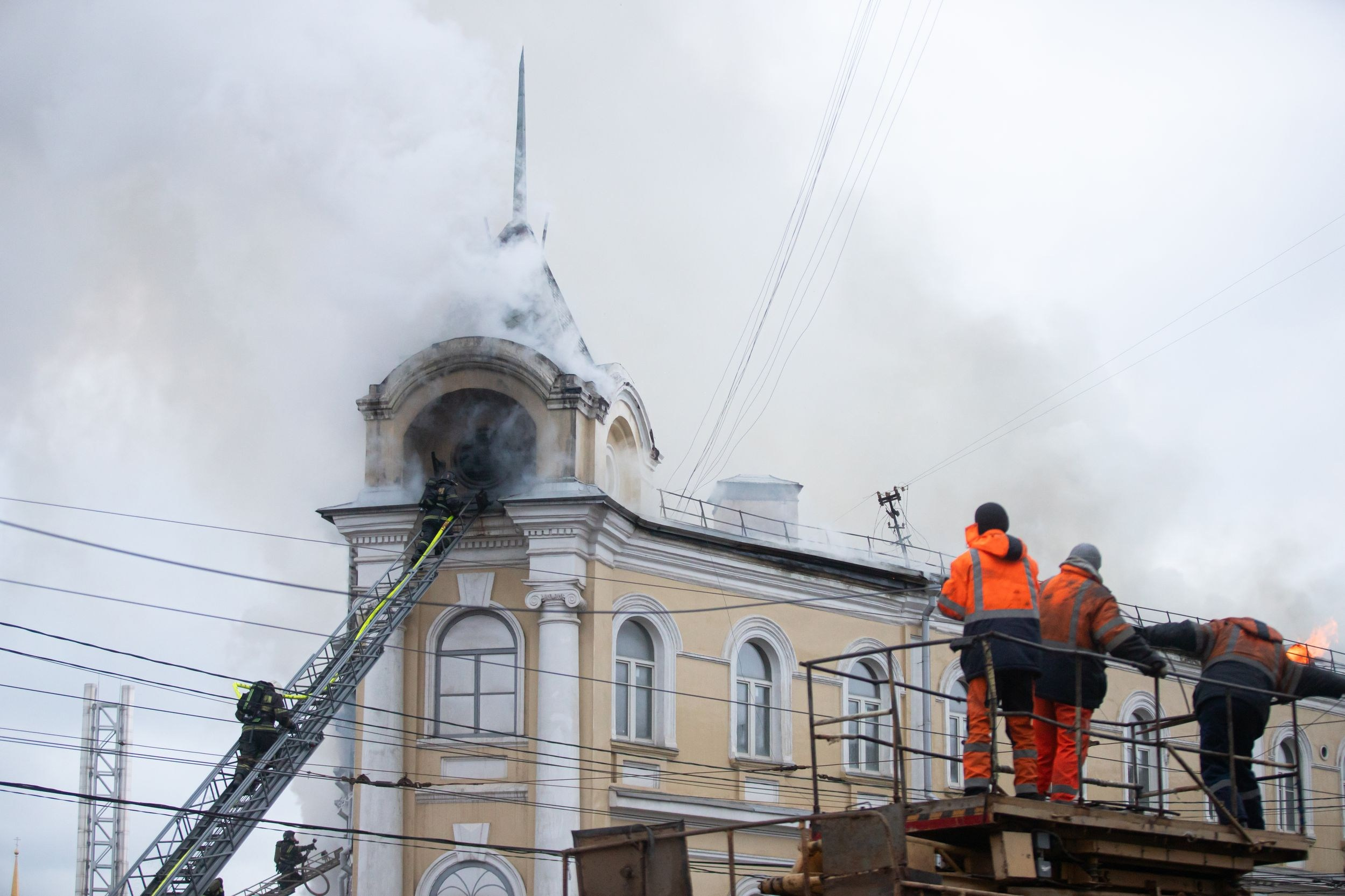 Пожар на ул. Советская 15 (13 января 2025). Репортажный фотограф Алексей Пирязев