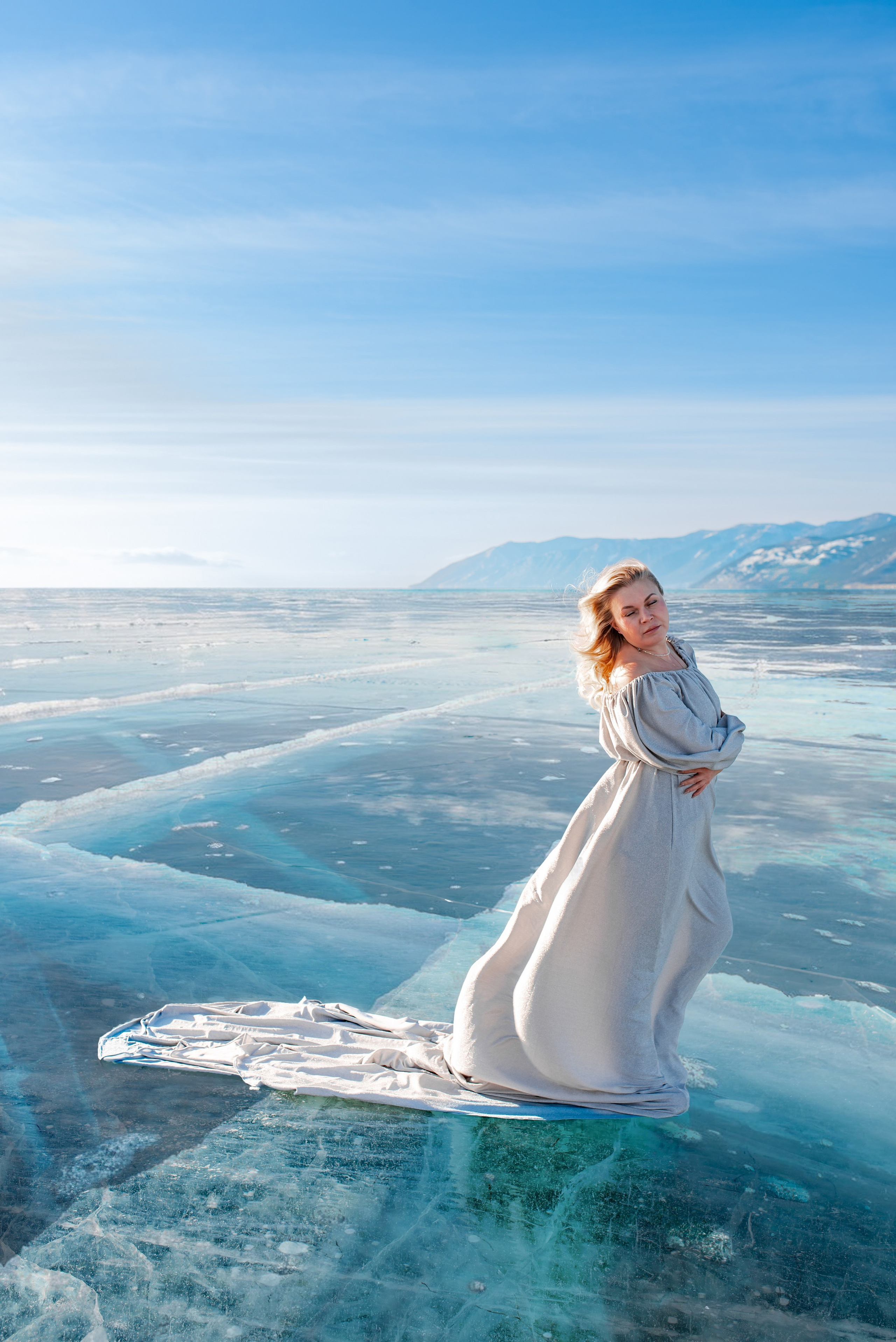 Платье летящее со шлейфом серебристого цвета напрокат на Байкал. Туры на Байкал с фотографом под ключ. Фотосессии на Ольхоне