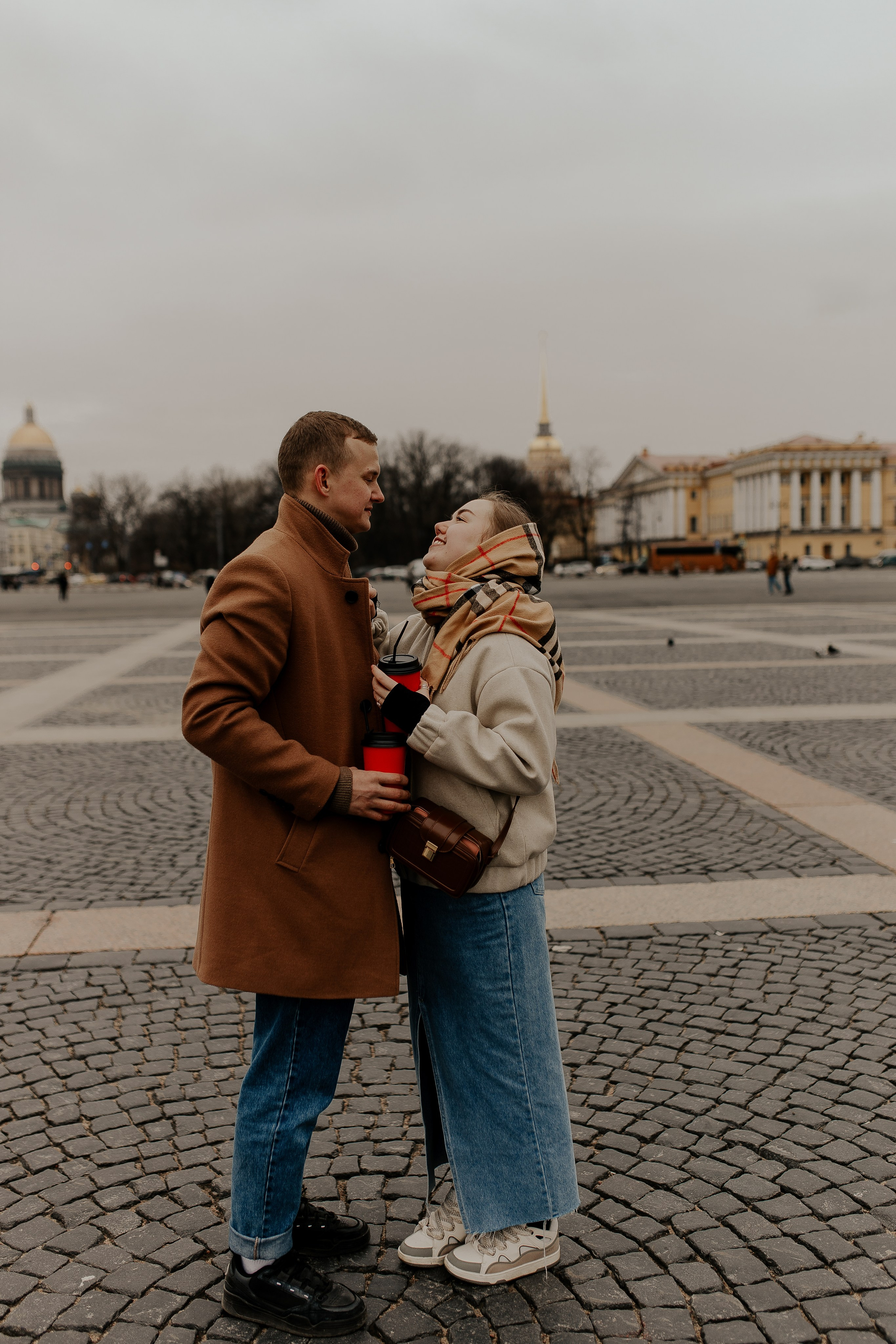 Пара гуляет по Петербургу. Фотограф в Санкт-Петербурге Лиза Семченкова