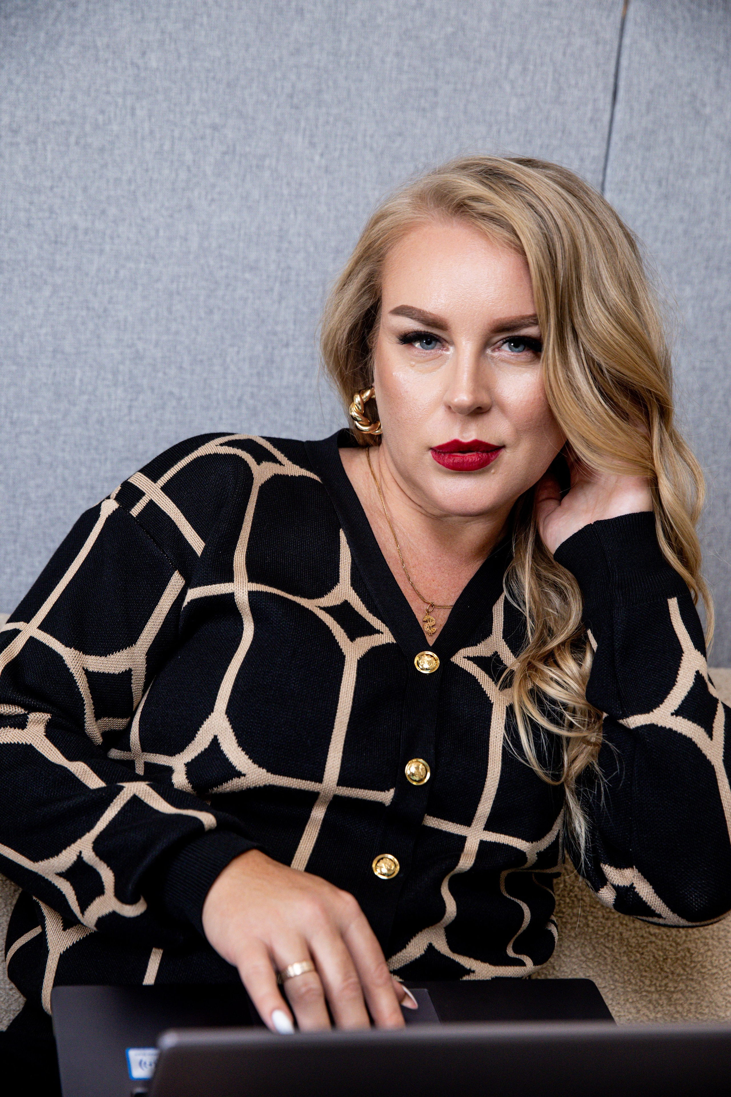 Деловая съемка для предпринимателя. Контент фотограф для экспертов в соцсетях Алена Собора Москва