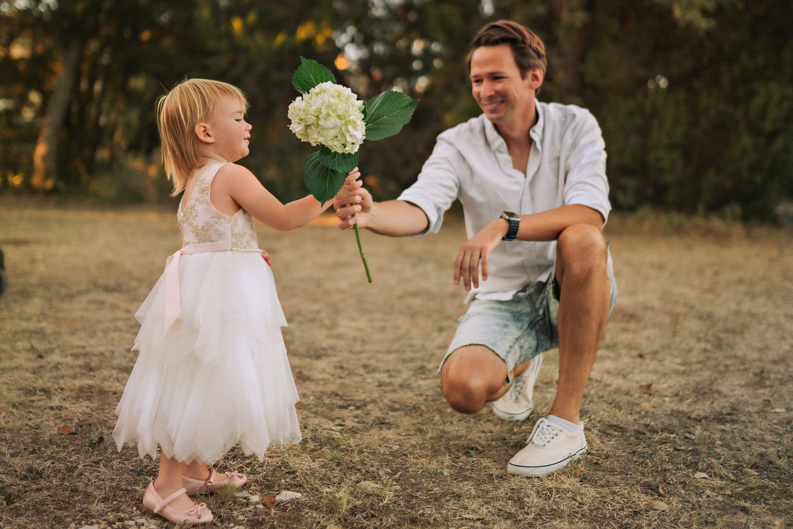 Family snuggles & smiles — cozy family photos