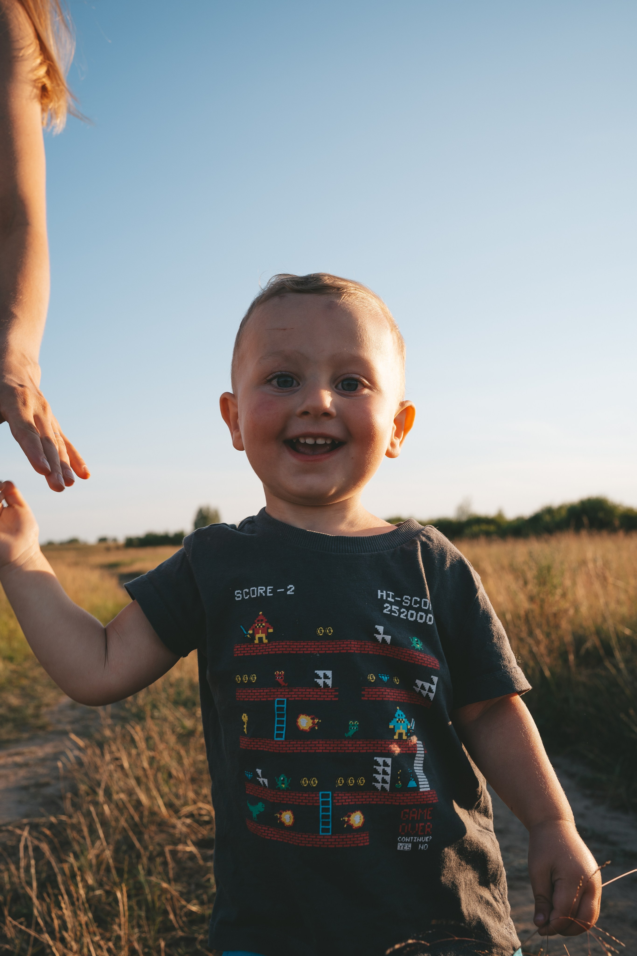 Семейная съемка в поле с ребенком: мама и сын. Фотограф Екатерина Канчалаба