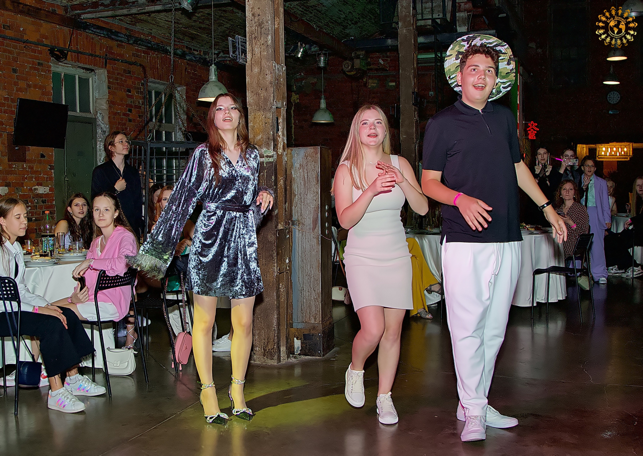 Выпускной 2023 (9-й класс, школа № 46). Loft Urban. Москва. Репортажная съемка в Москве и области. Анималистика
