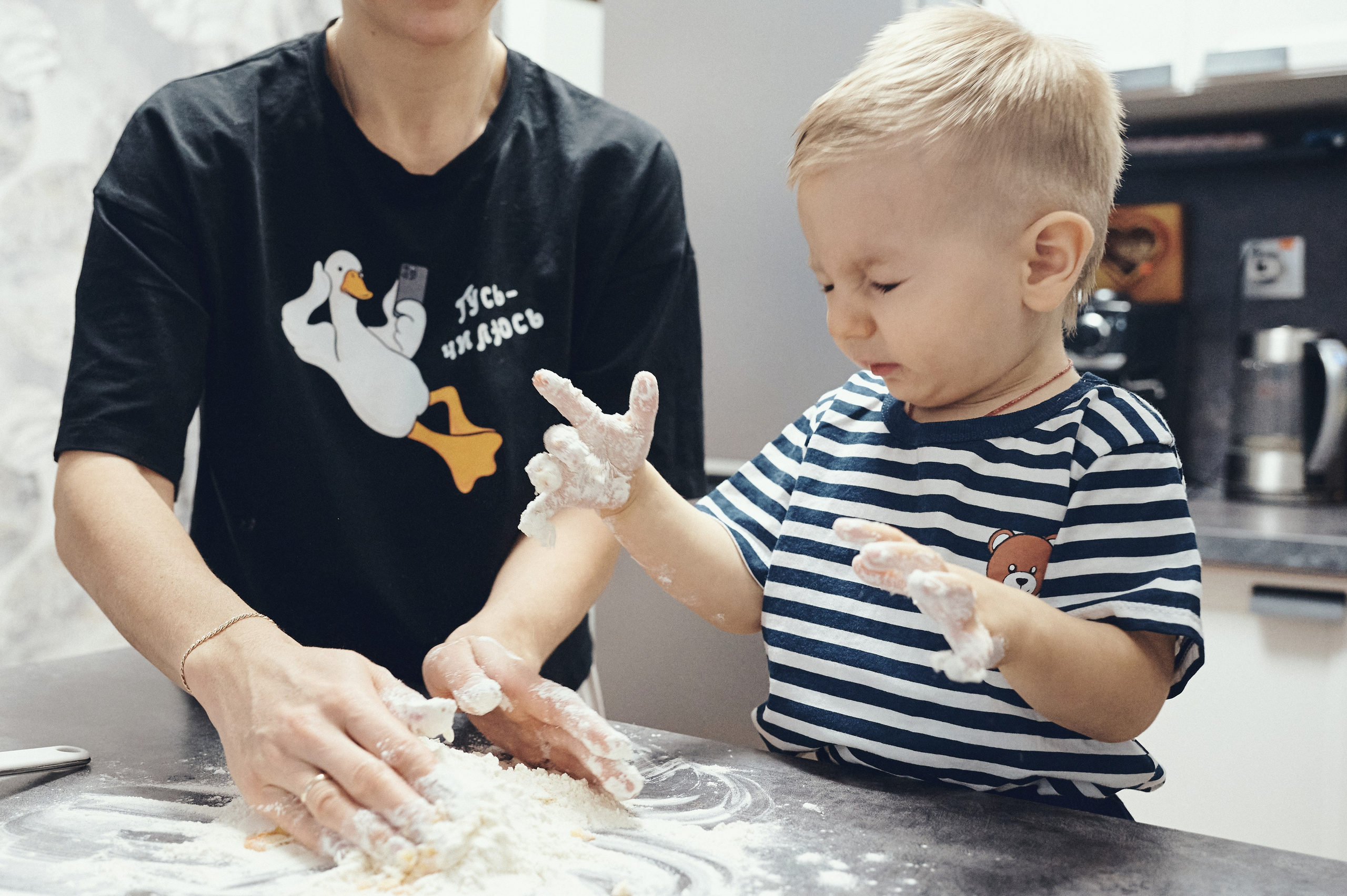 Ребенок лепит готовит тесто
