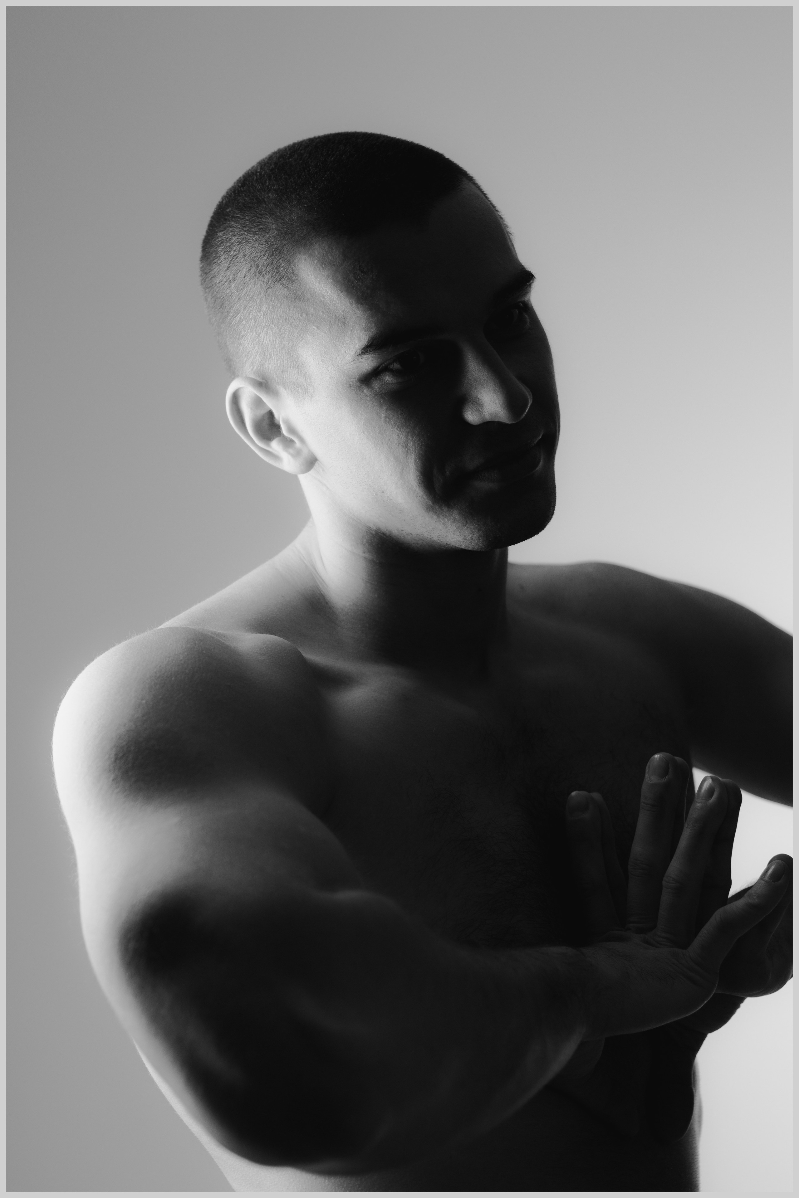 Портретная съемка — Роман. Портретный фотограф в Орле. Готовые фото за 3 дня! Помощь в позировании. Советы по организации