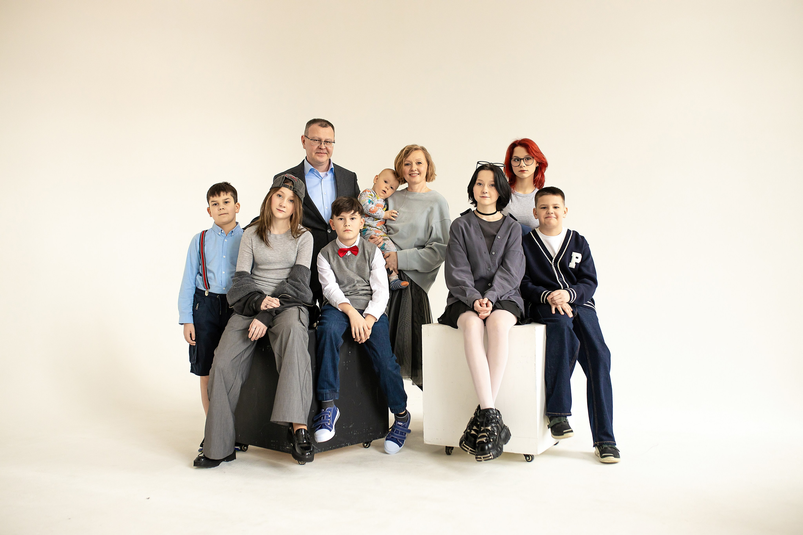 Семейная фотосессия на циклораме с естественным светом. Фотограф в Железнодорожном и Балашихе