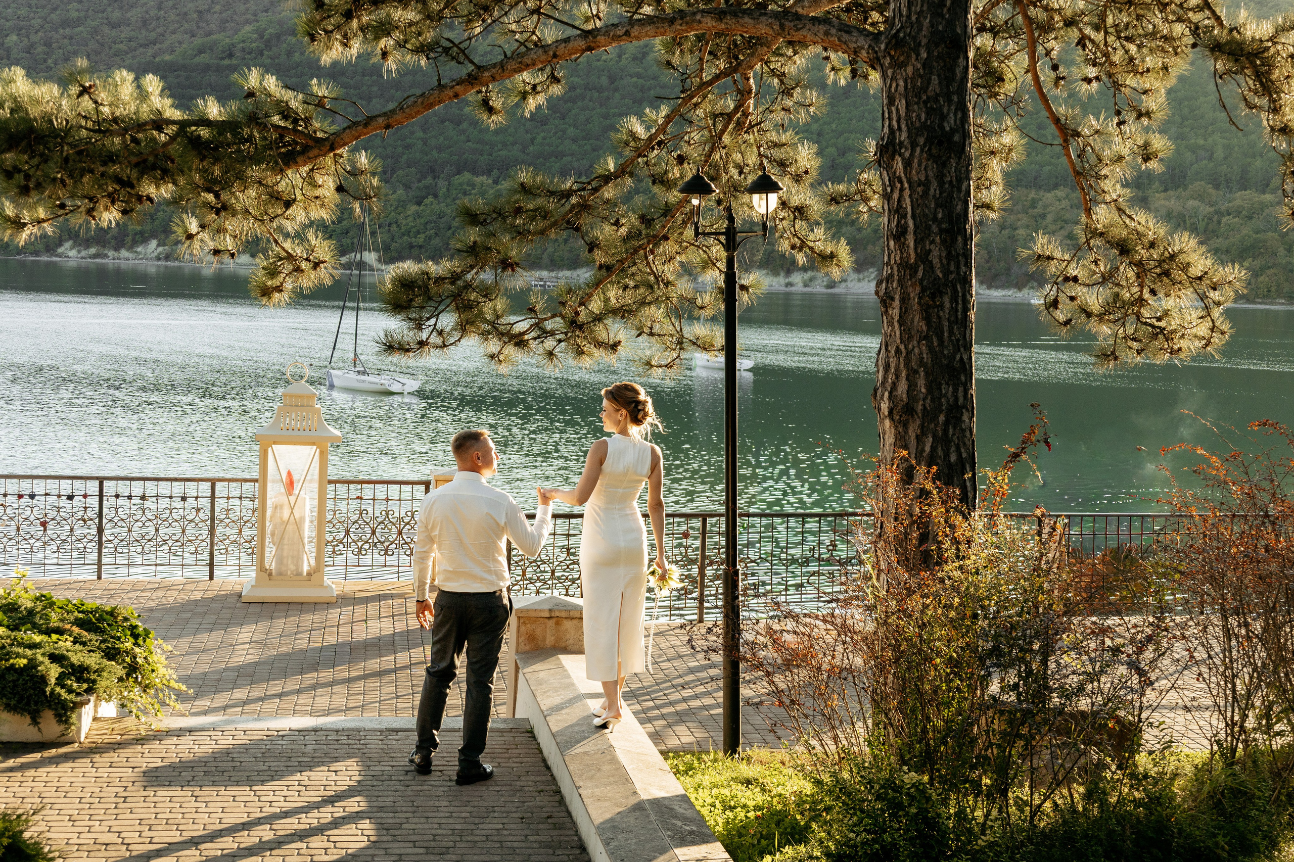  Романтические объятия на каменном берегу озера Абрау