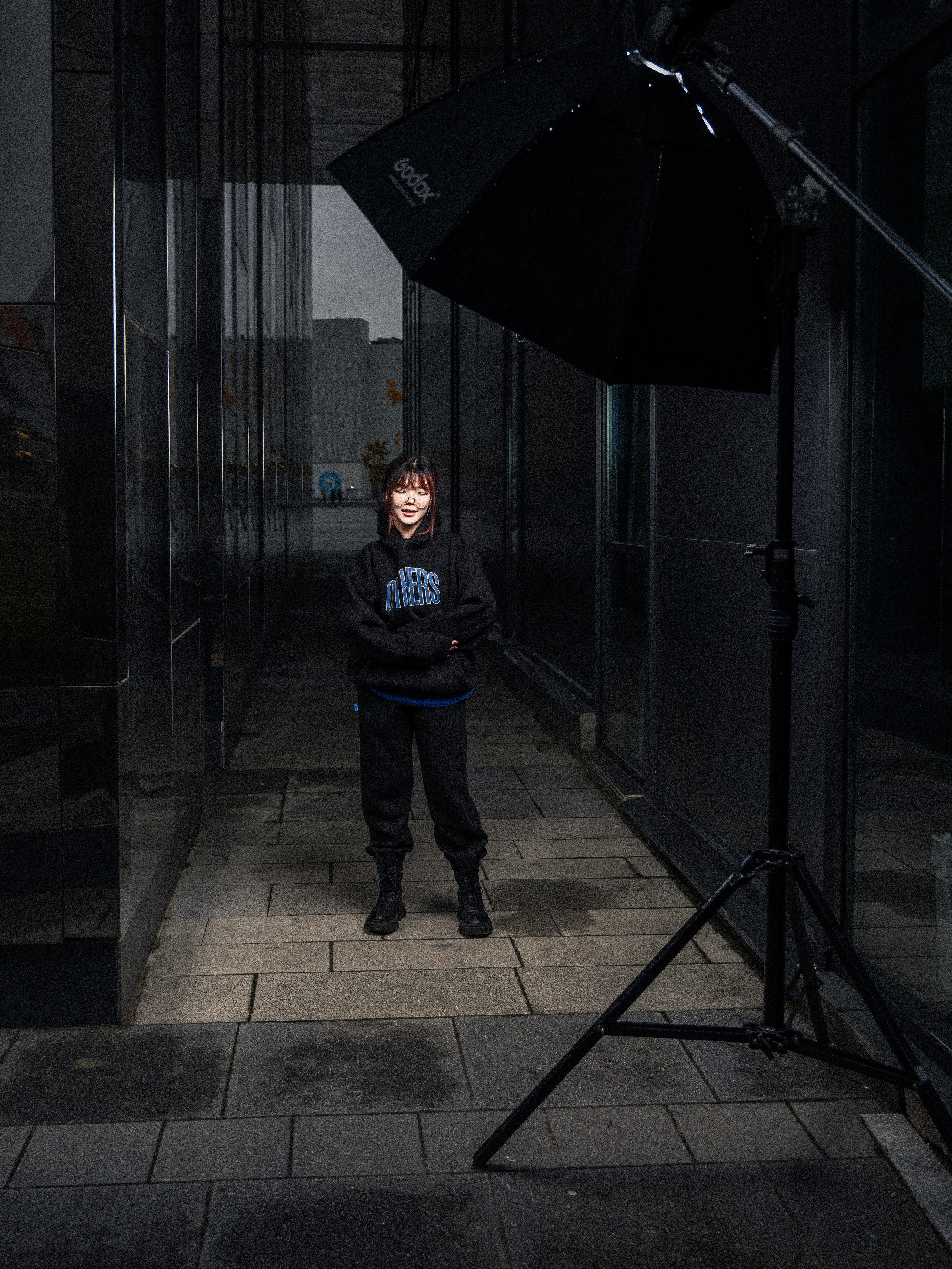 Женский портрет блогера MONIPULA для бренда OTHERS в Москве - фотограф Иван Саяпин