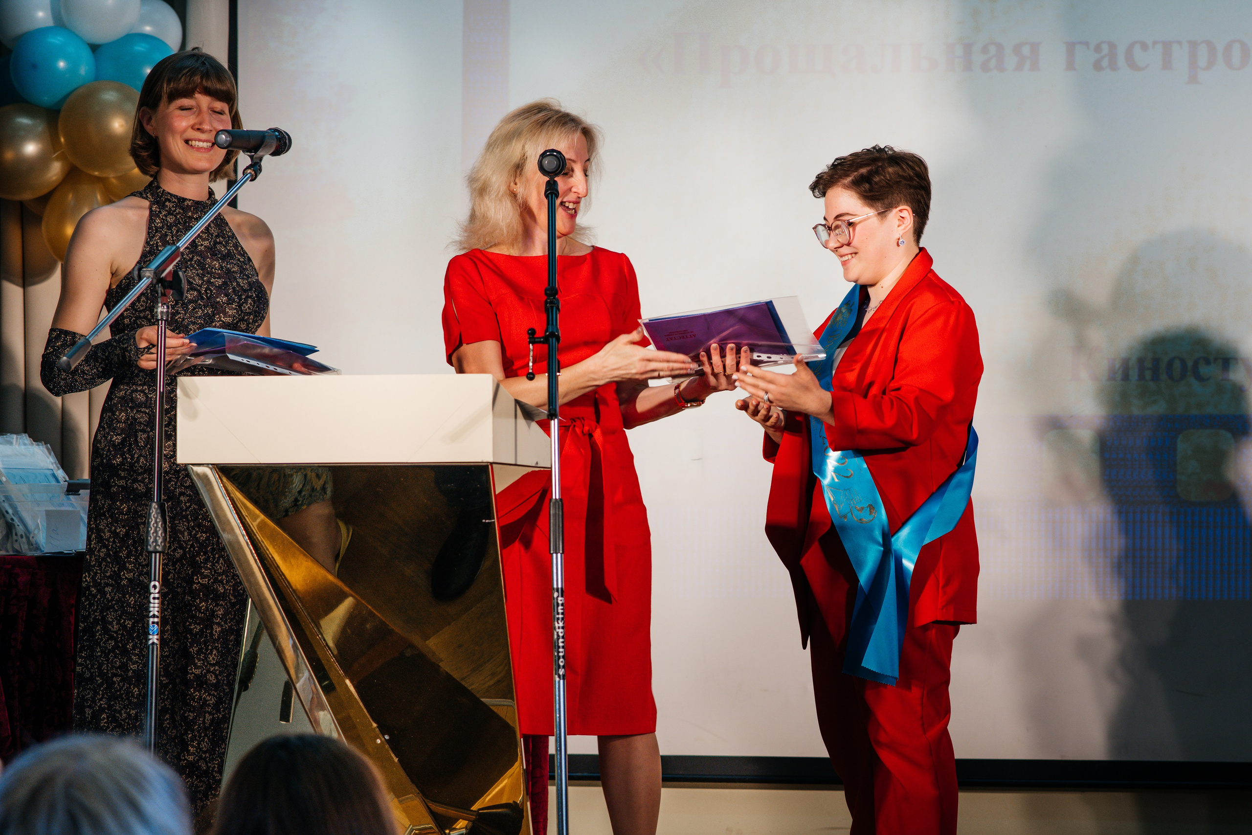 Вручение аттестатов. Выпускные альбомы в Подольске Москве и МО