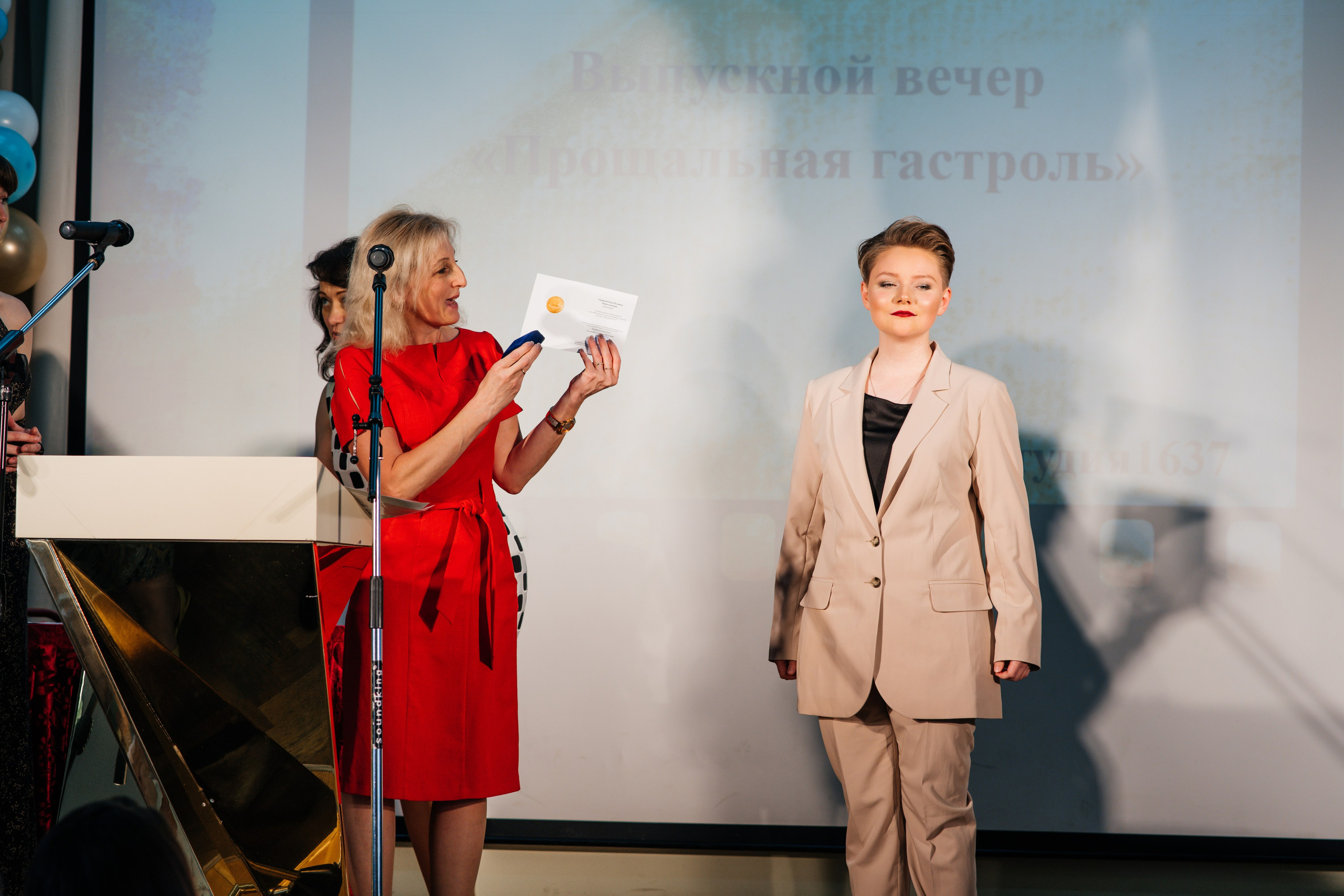 Вручение аттестатов. Выпускные альбомы в Подольске Москве и МО