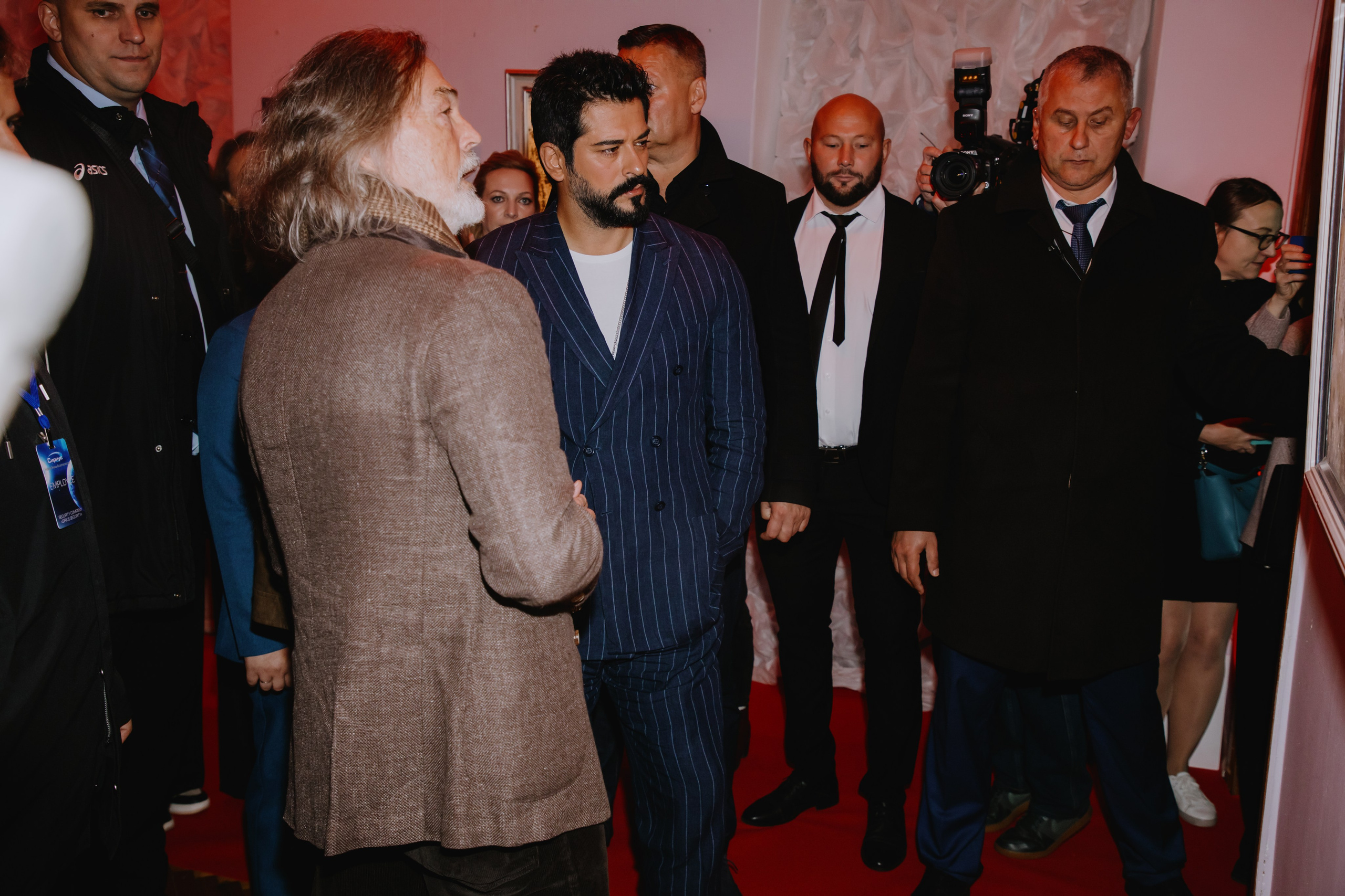 Бурак Озчивит посетил выставку Никаса Сафронова. Фотограф в Москве и Санкт-Петербурге Дарина