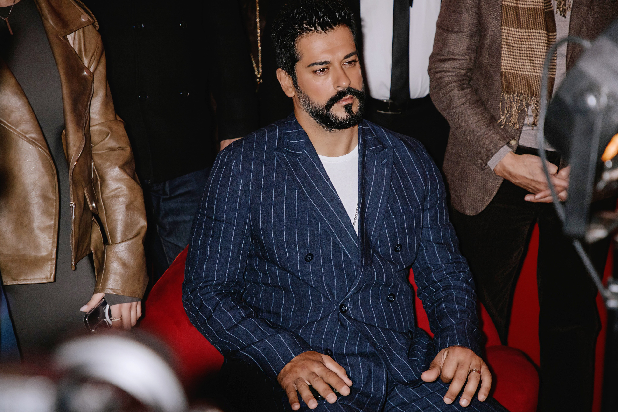 Бурак Озчивит посетил выставку Никаса Сафронова. Фотограф в Москве и Санкт-Петербурге Дарина