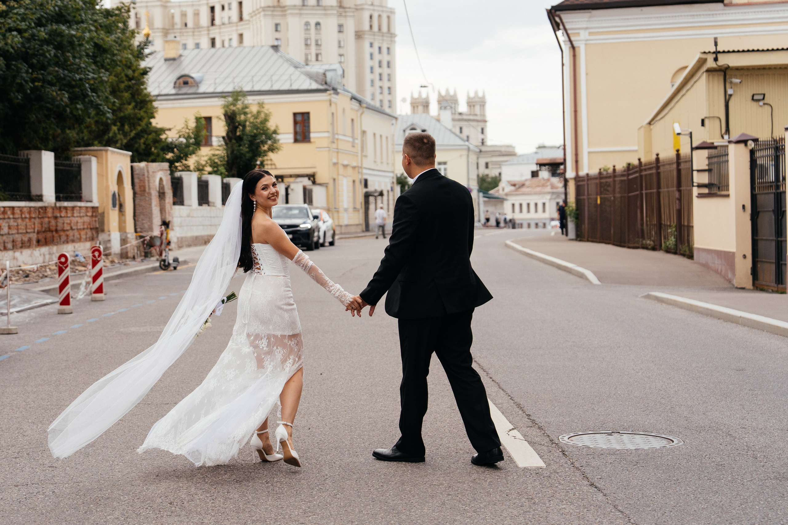 Свадебная фотосессия в Москве у высотки на Котельнической набережной. Свадебный фотограф в Москве Анна Полушина
