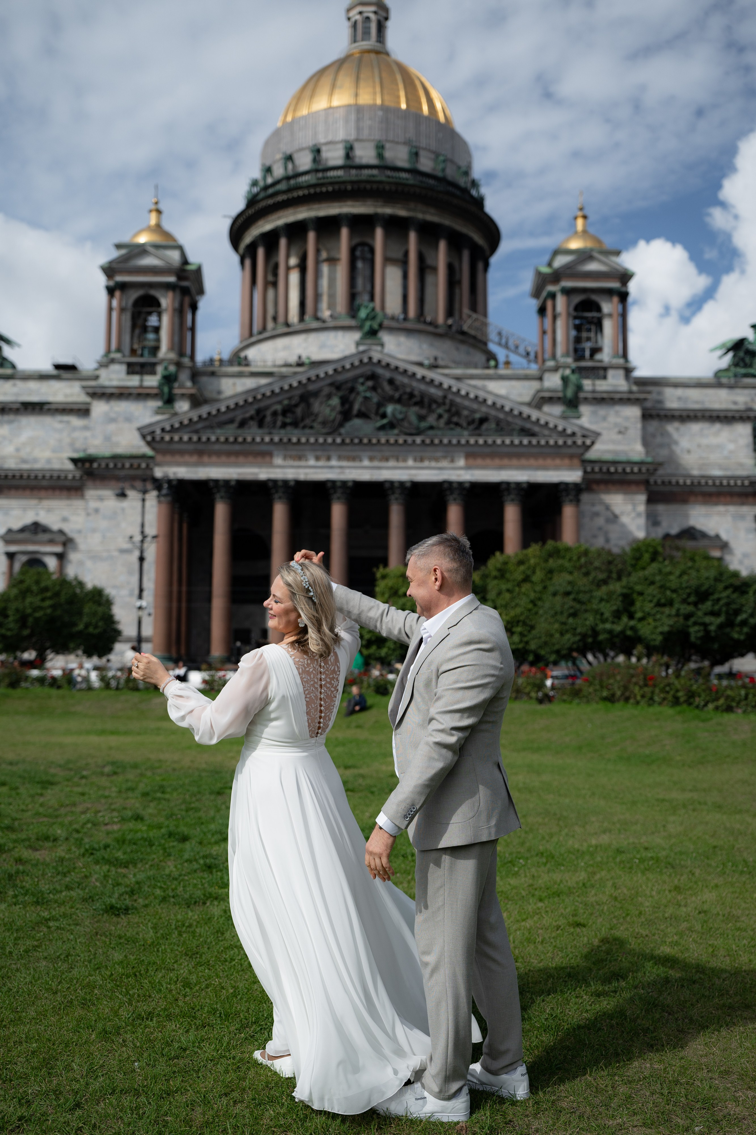 Красивые места для свадебной фотосессии летом в Санкт-Петербурге. Свадебный фотограф Александр Невский в Санкт-Петербурге