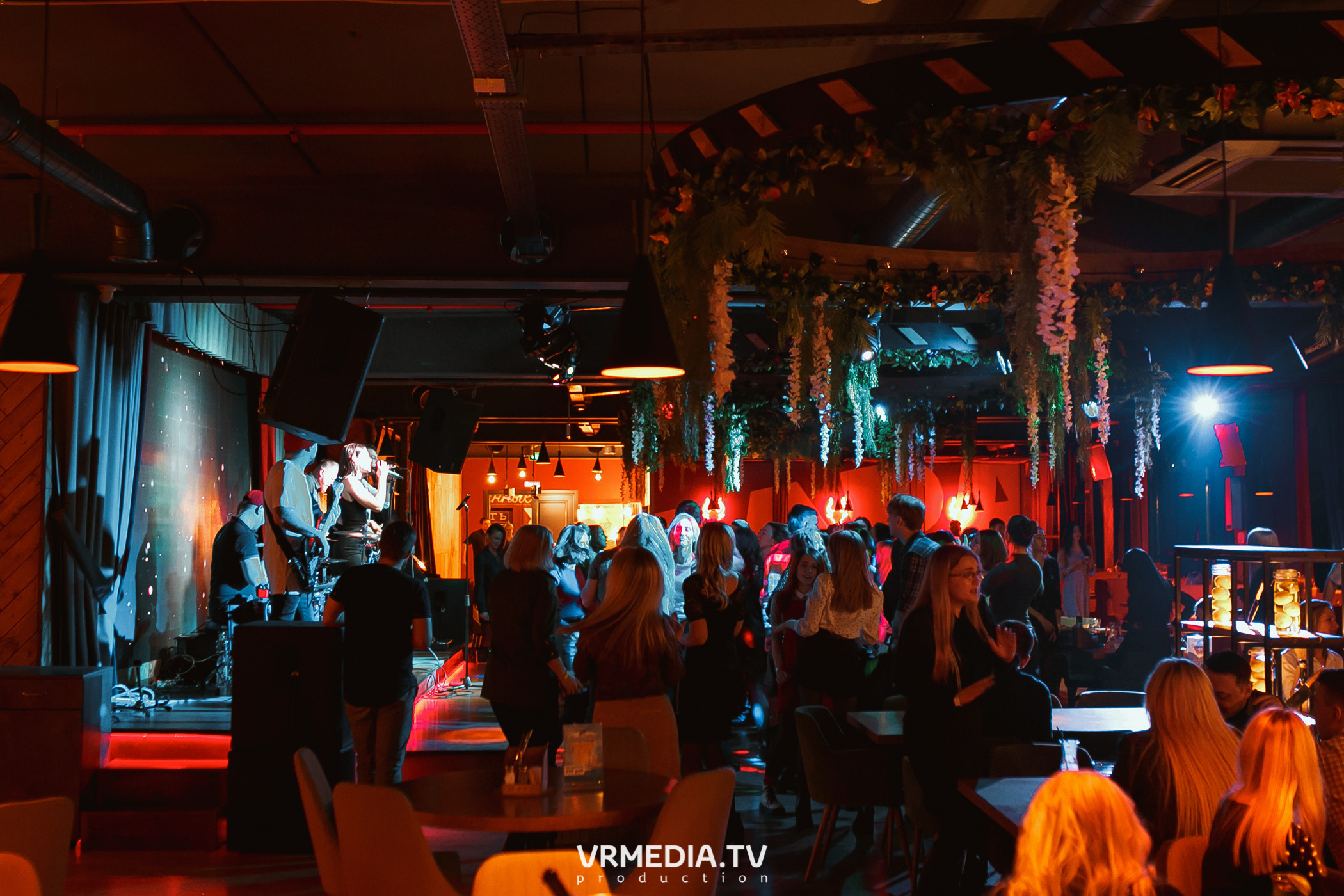 Алые Паруса в гриль-баре «Жара»