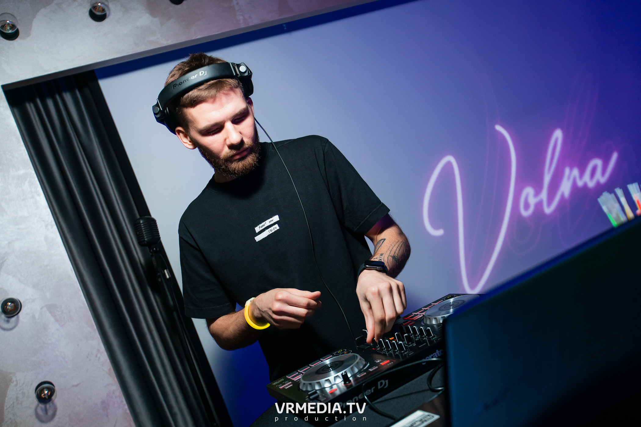 Выходные в караоке «Volna»