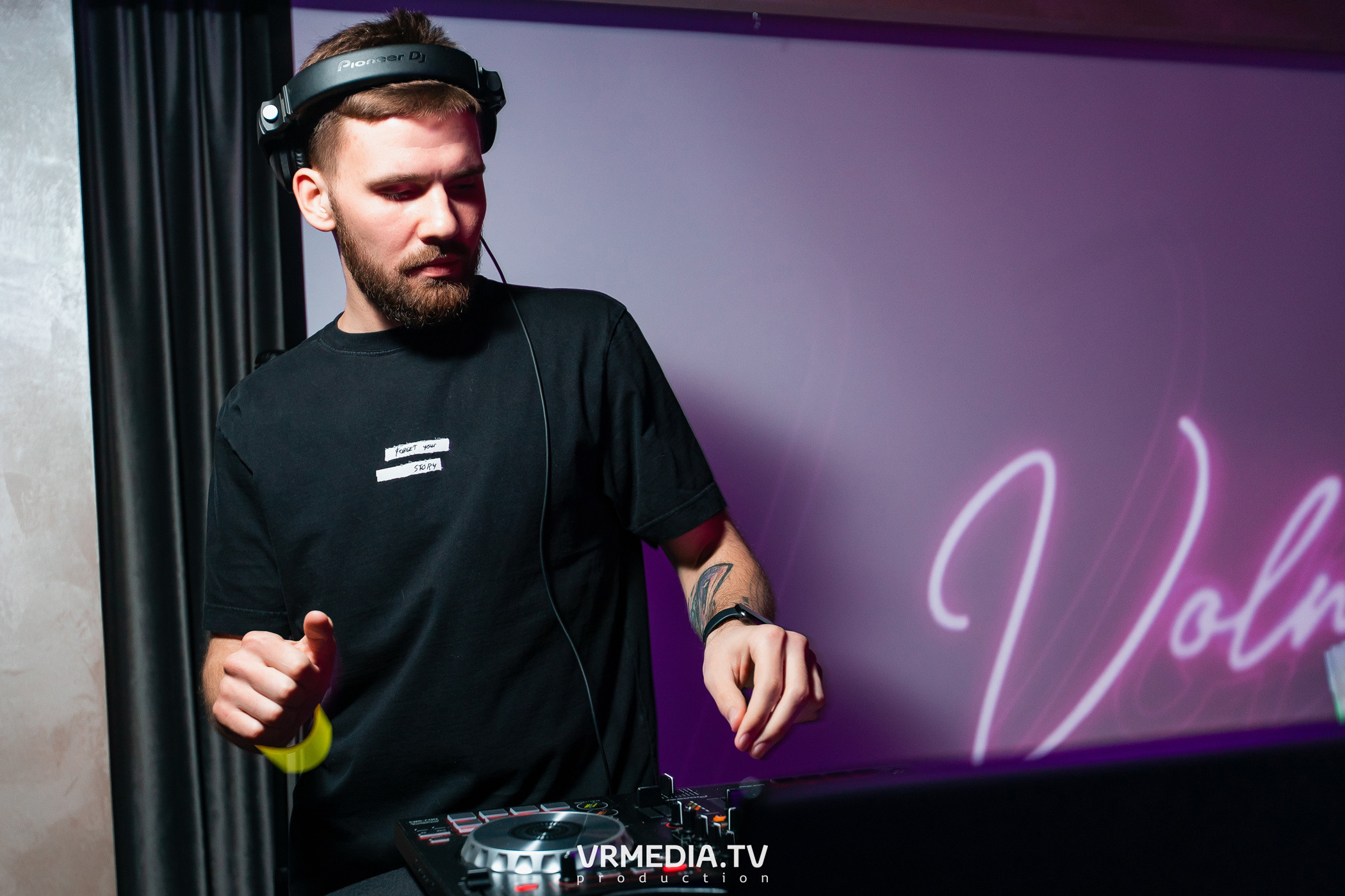 Выходные в караоке «Volna»