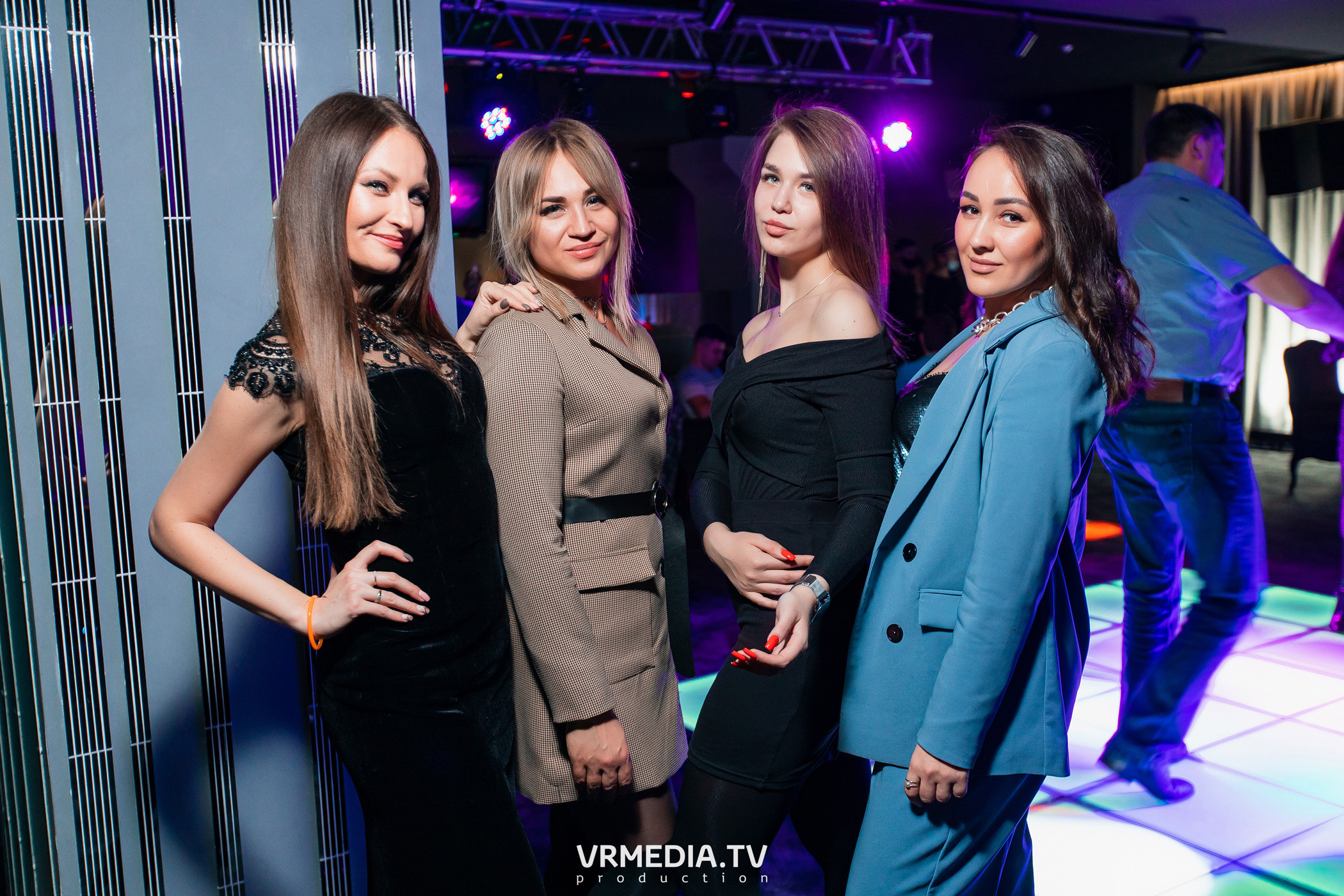 Выходные в караоке «Volna»