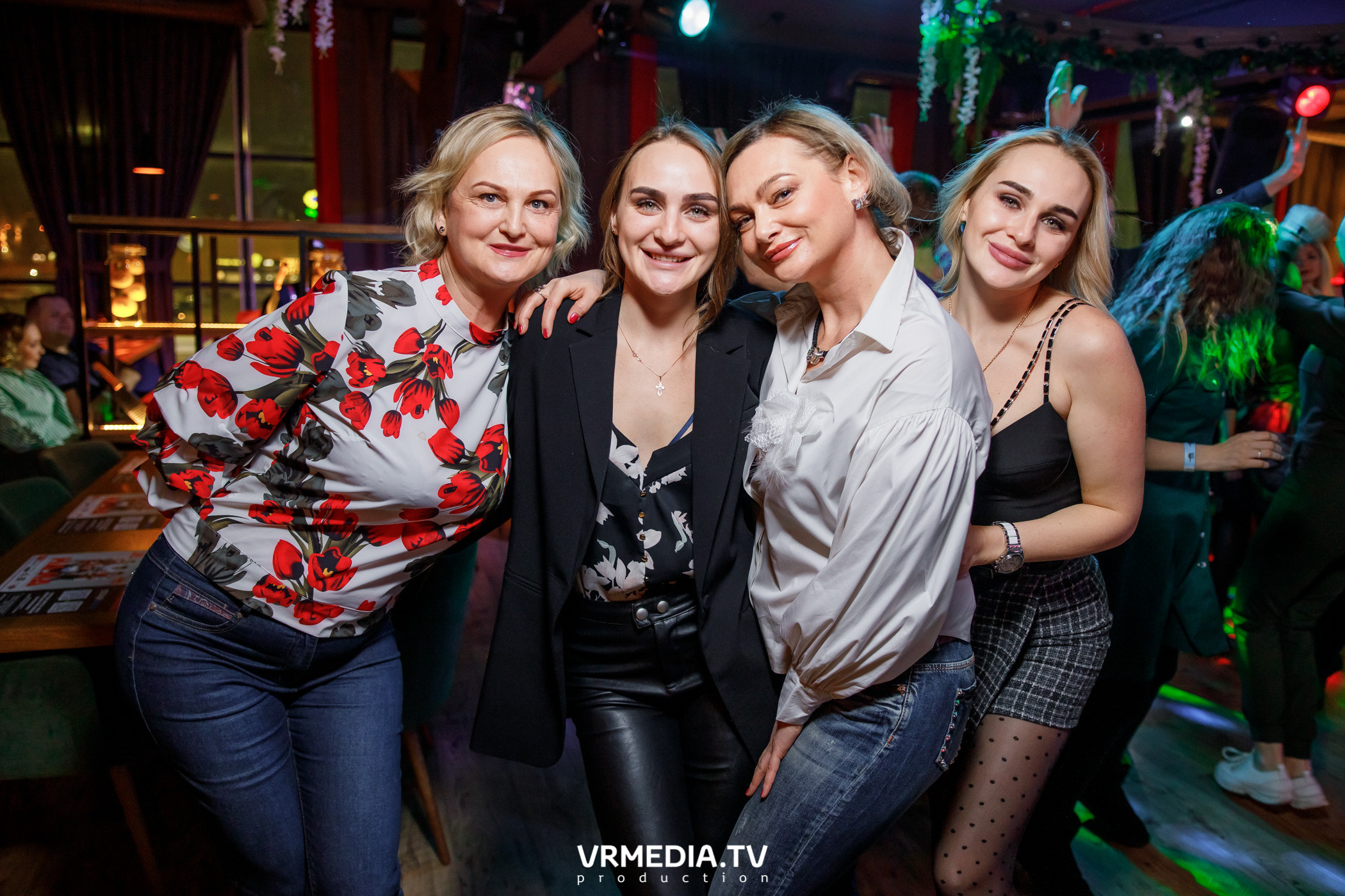 Мы русские в гриль-баре «Жара»