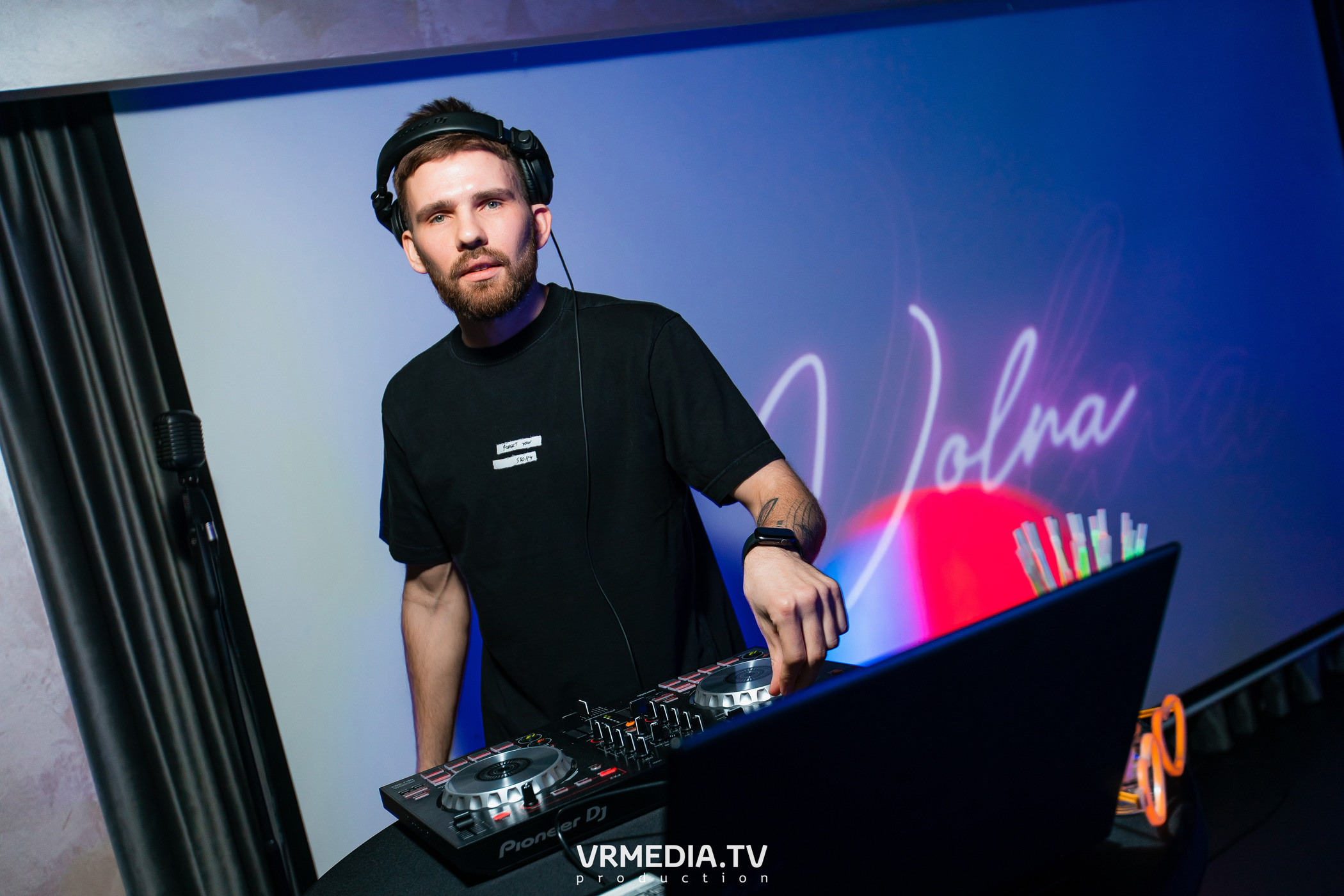 Выходные в караоке «Volna»