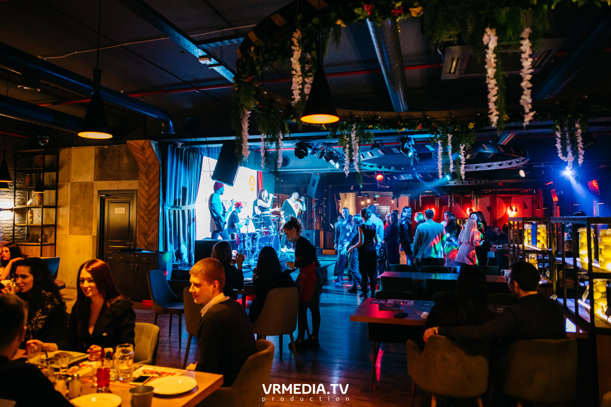 Алые Паруса в гриль-баре «Жара»