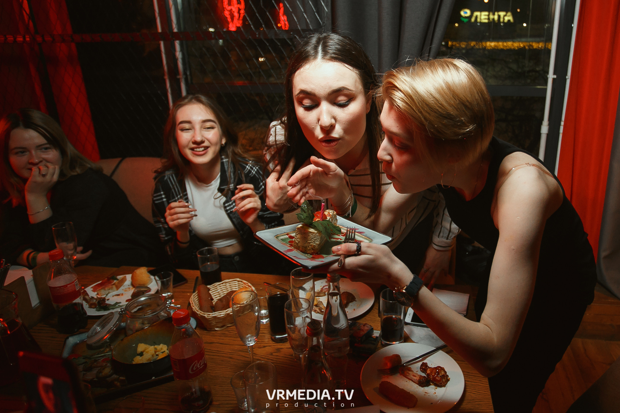 Крупным Планом в гриль-баре «Жара»