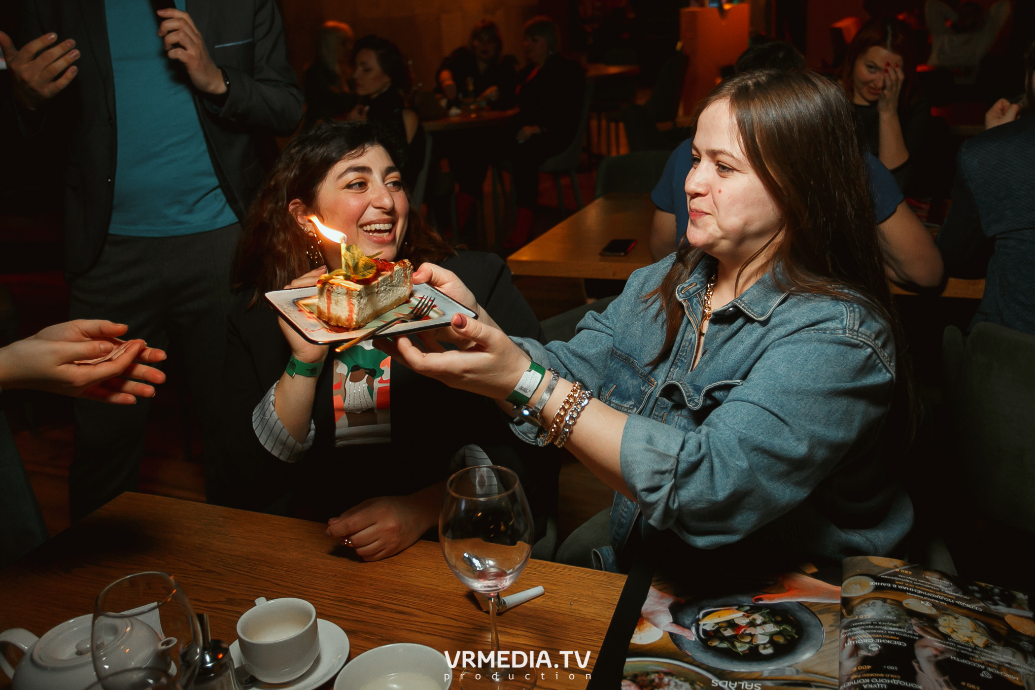 Крупным Планом в гриль-баре «Жара»