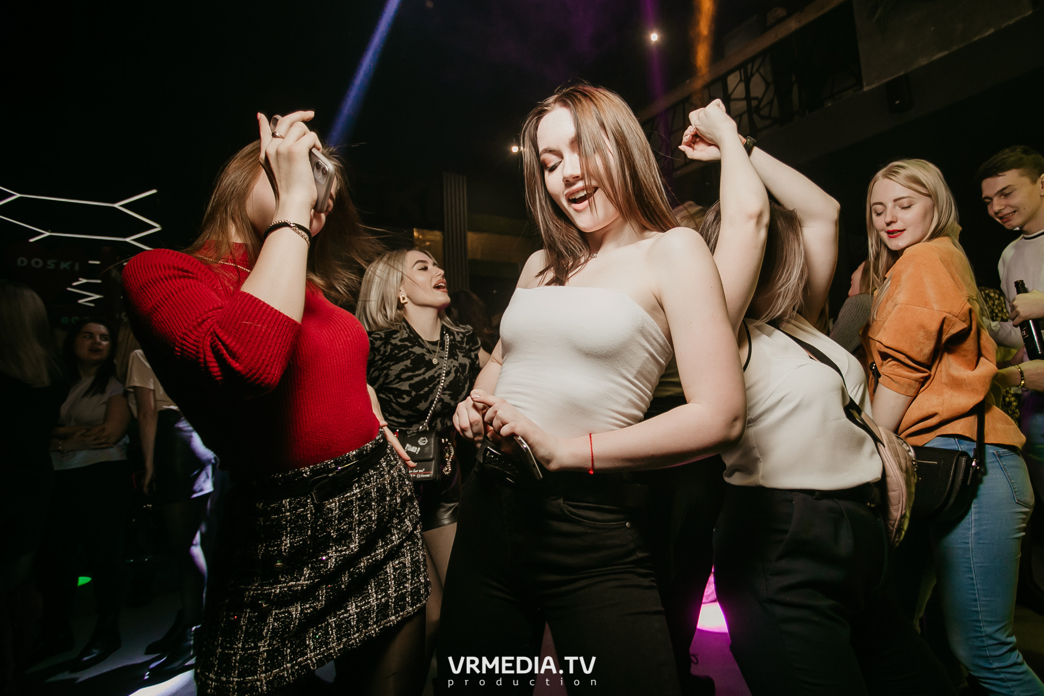 Выходные в баре «DOSKI»