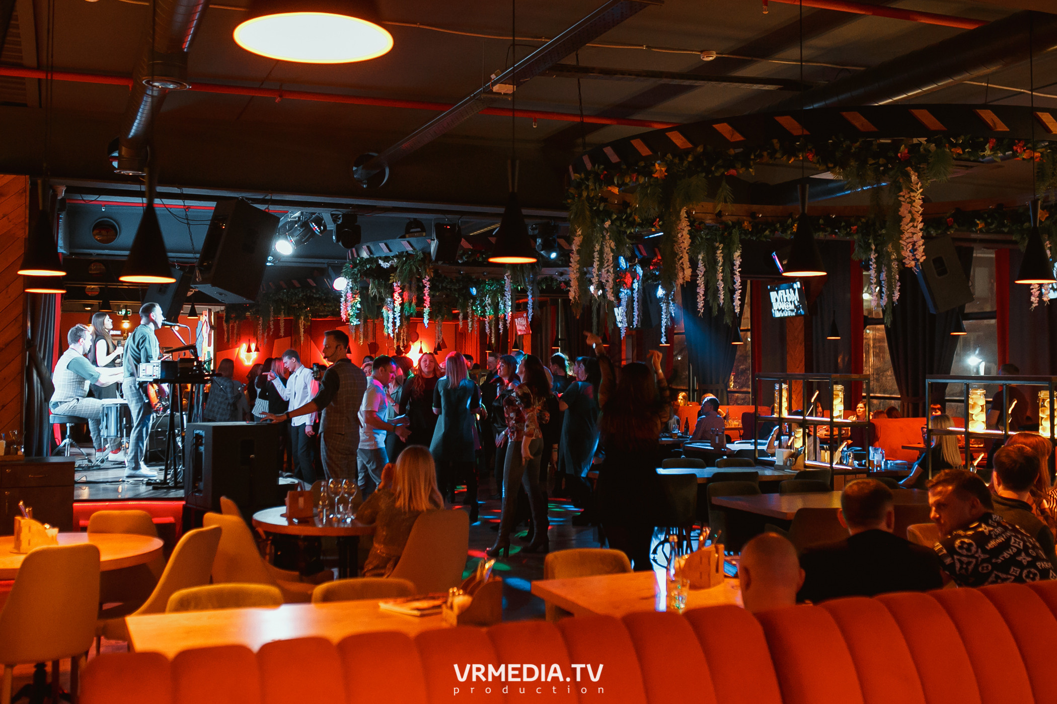 Крупным Планом в гриль-баре «Жара»