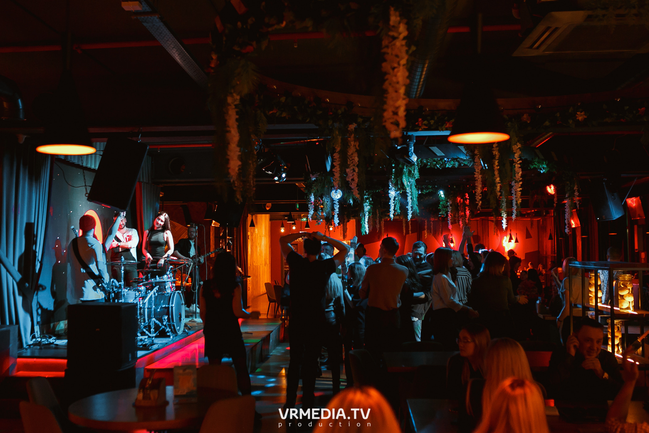 Алые Паруса в гриль-баре «Жара»