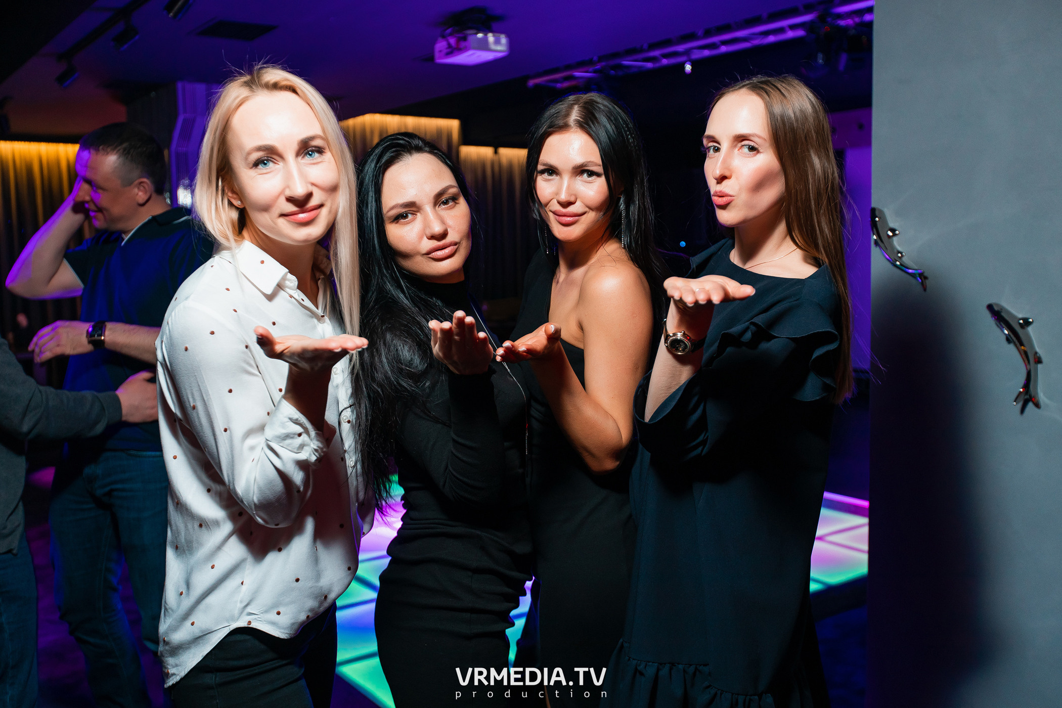 Выходные в караоке «Volna»