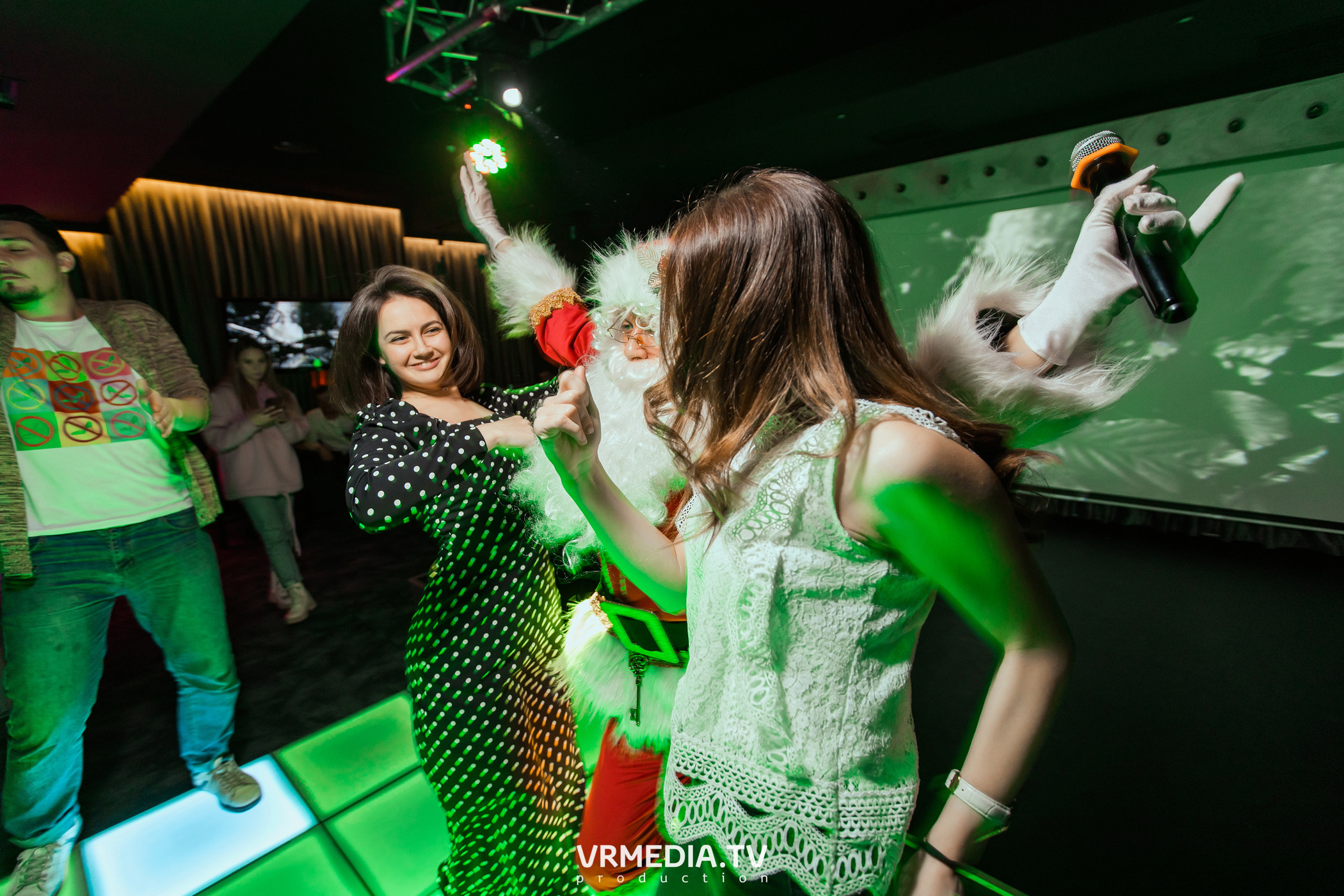 Merry Christmas в караоке «Volna»