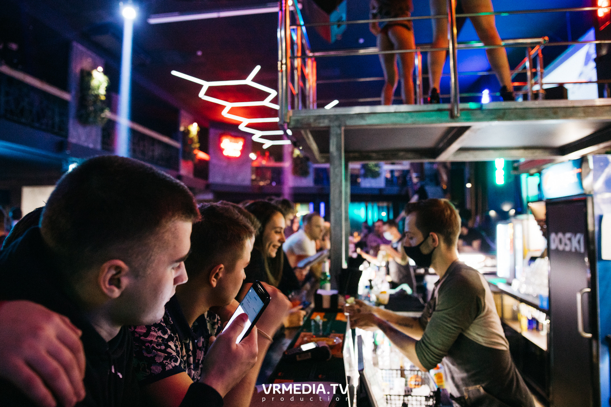 Выходные в баре «DOSKI»