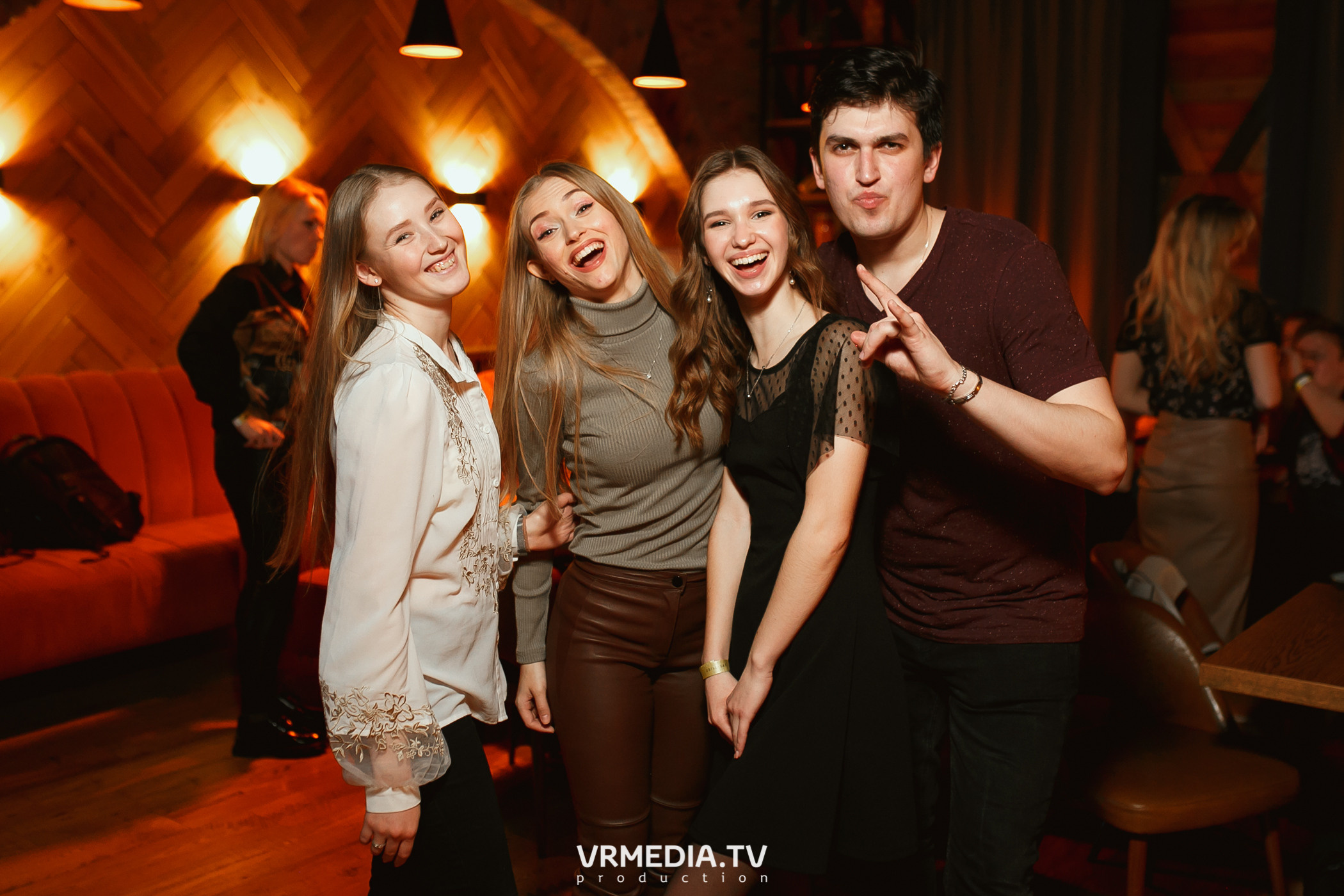 Алые Паруса в гриль-баре «Жара»