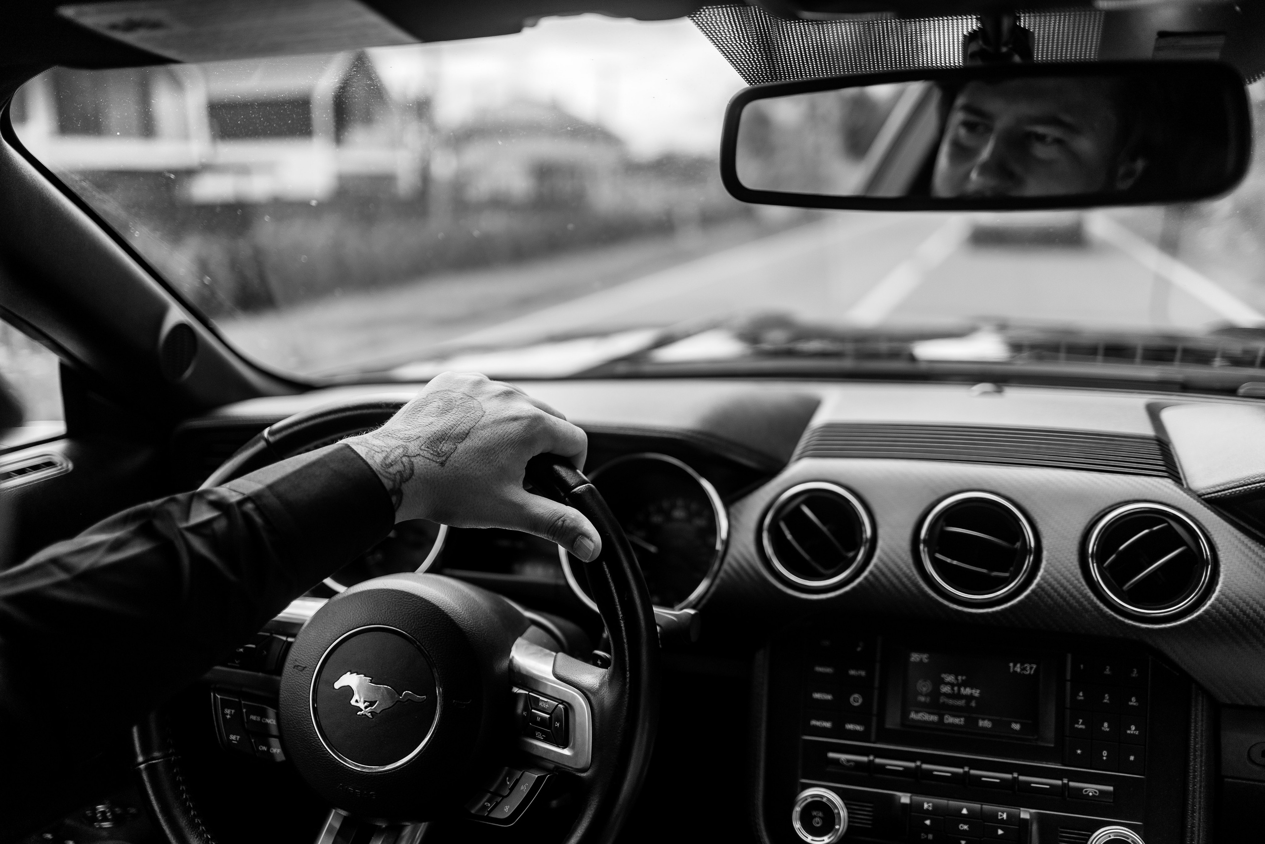 Евгений Саранцев, президент мотоклуба «Garage 13 MCC» и прекрасная Ирина. Фотограф Елена Медок Калининград