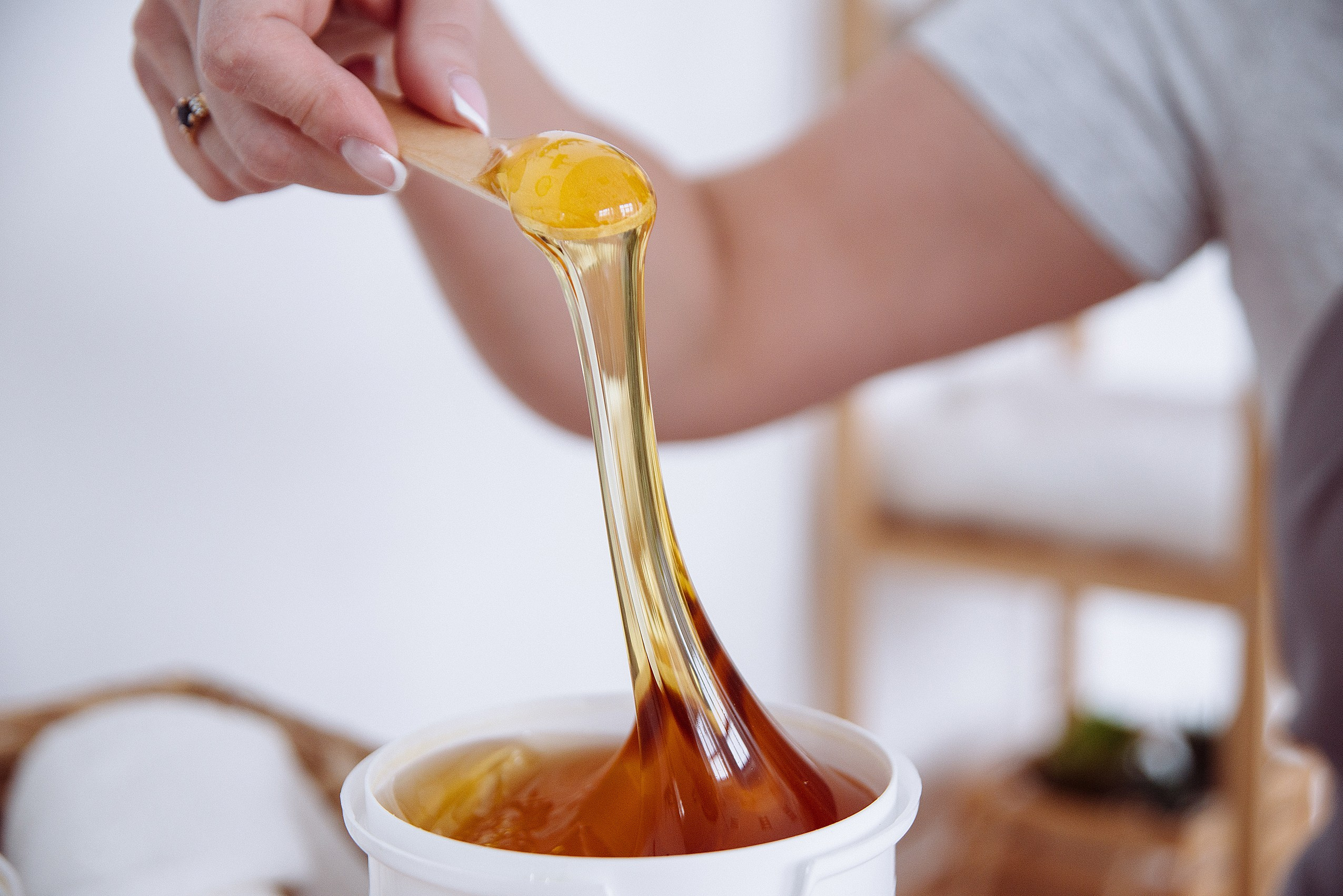 Контент фотографии для инстаграм мастера по шугарингу в студии. Контент фотограф Дарья Едапина Новосибирск. Фотограф Дарья Едапина Новосибирск