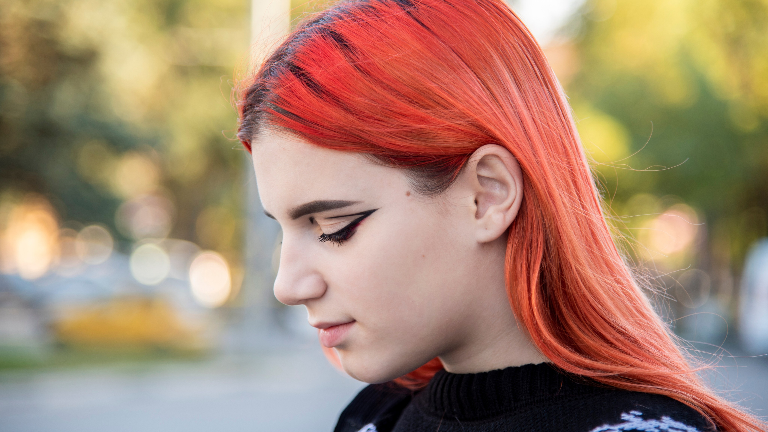 Портет девушки. крупный план. красные волосы. стрелки