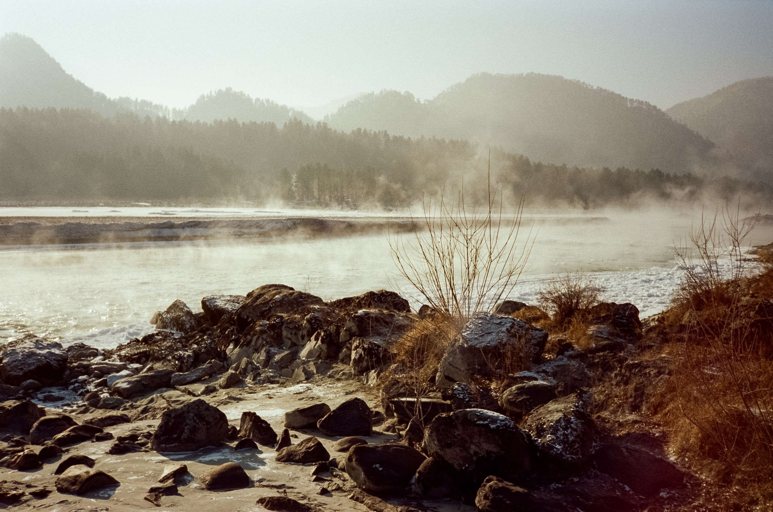 База Берель: лес, скалы, пляж, снег и лед, солнце и пар на Катуни. Фотограф-документалист Мария Осокина