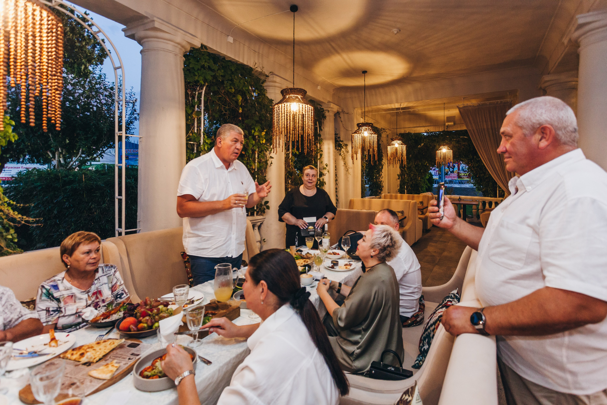 День рождение в уютном ресторане. Фотограф Денис Денисов