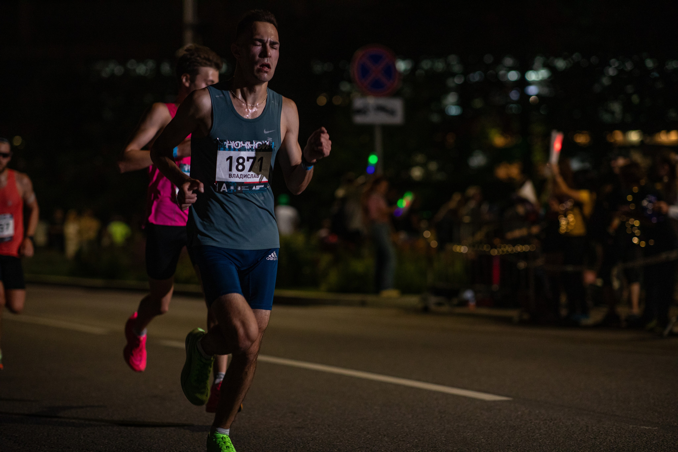 Ночной забег в ленте фотографий бегунов 03.08.24. Фотограф Сергей Ловкий
