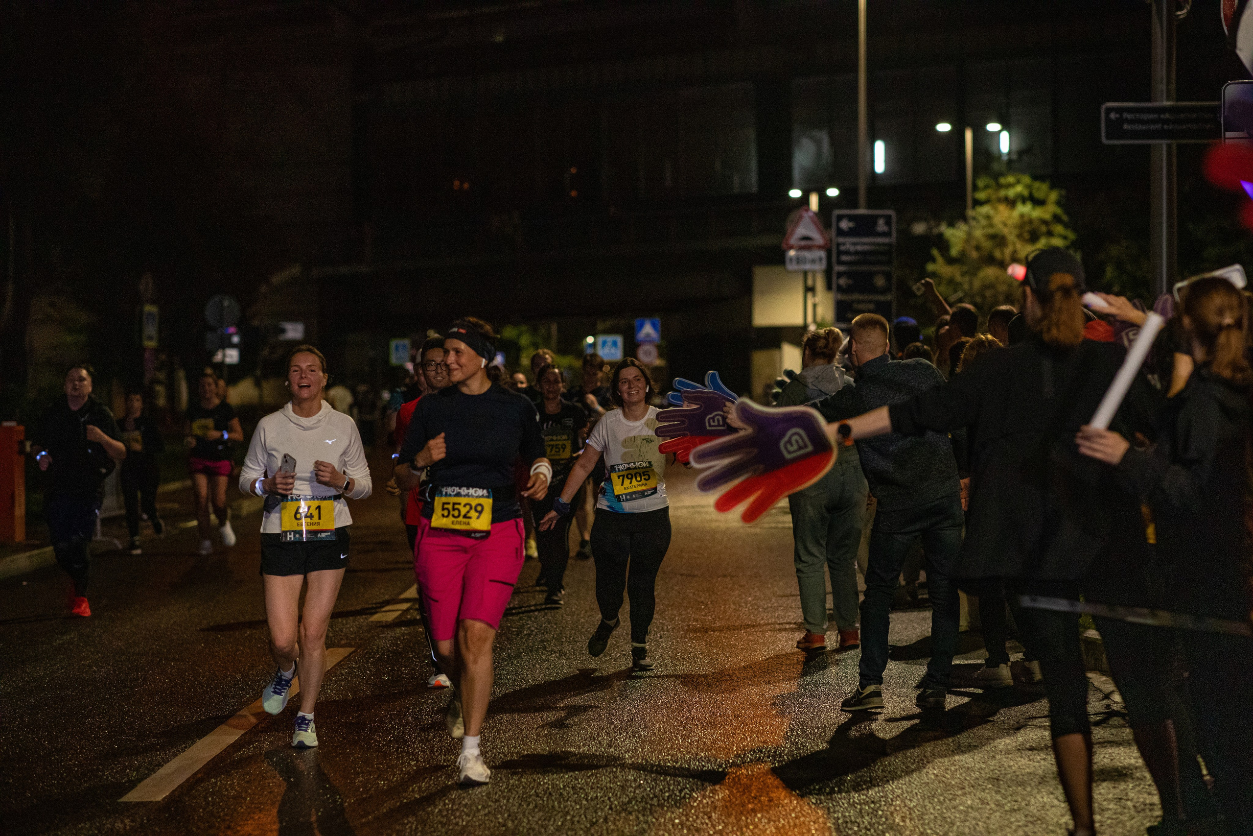 Ночной забег в ленте фотографий бегунов 03.08.24. Фотограф Сергей Ловкий