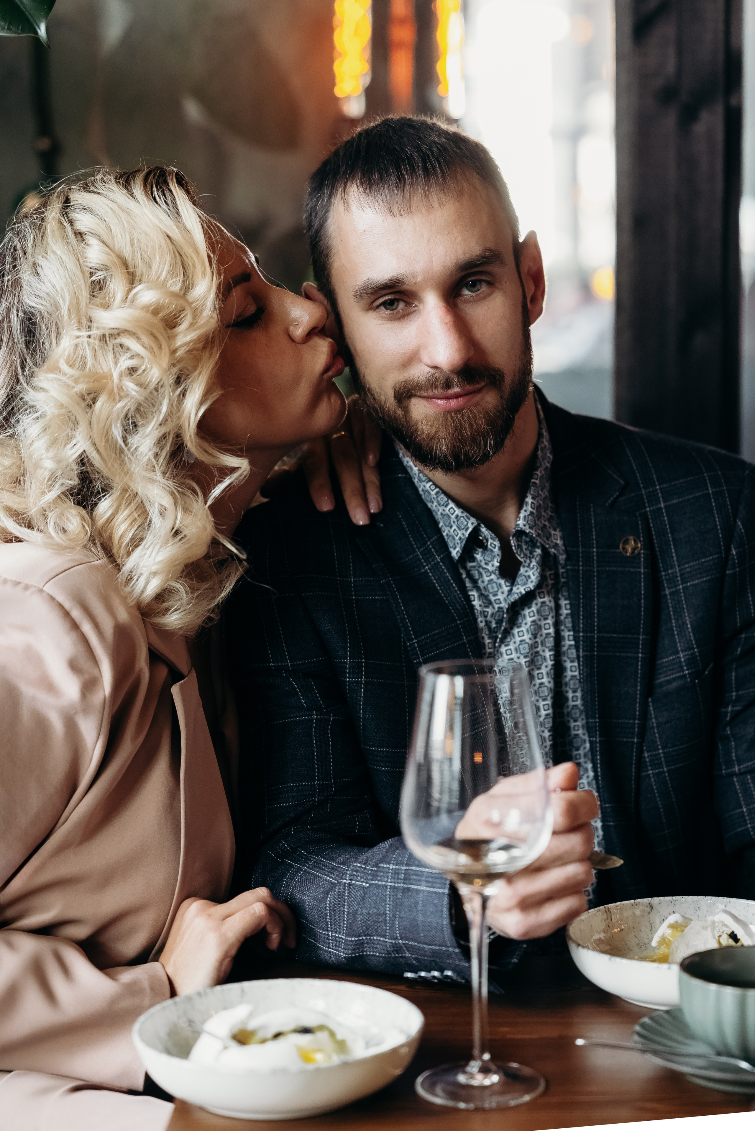 Александр и Елена (сборы, ресторан). Фотограф свадебный семейный в Красноярске Шукшина Наталья