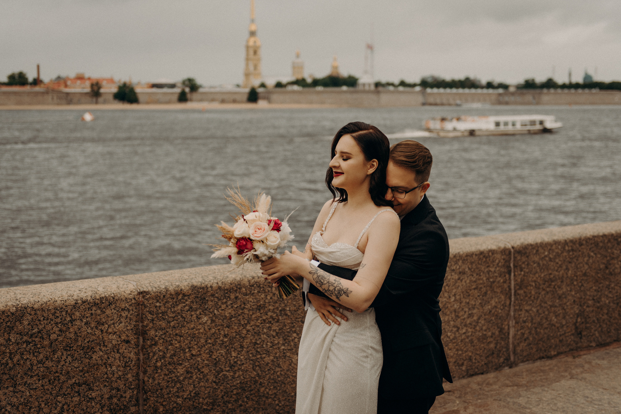 свадебная фотосессия на набережной Невы