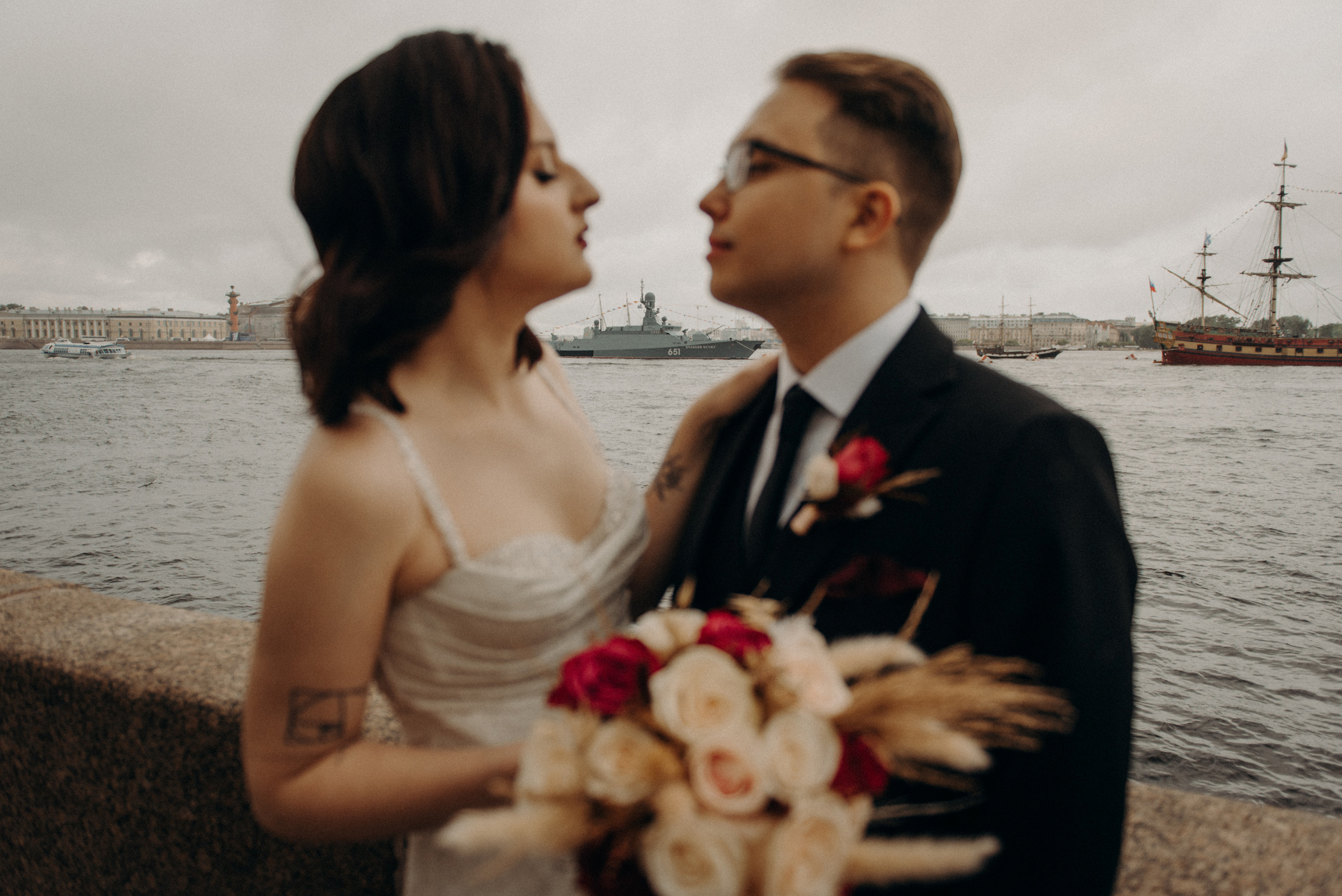 свадебная фотосессия на набережной Невы