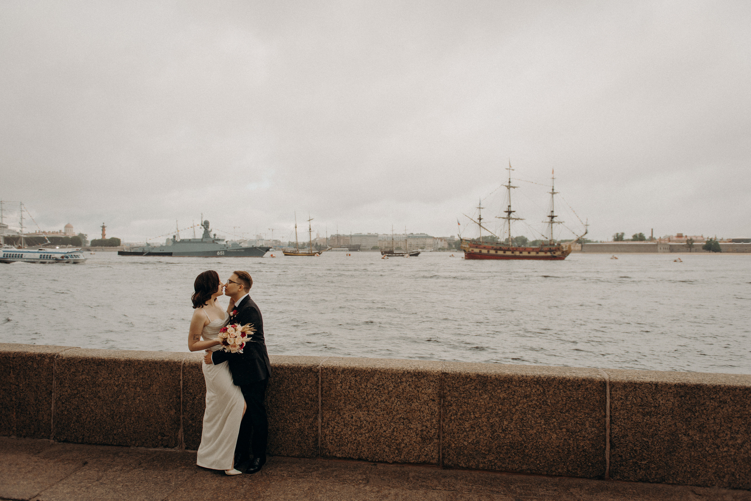 свадебная фотосессия на набережной Невы