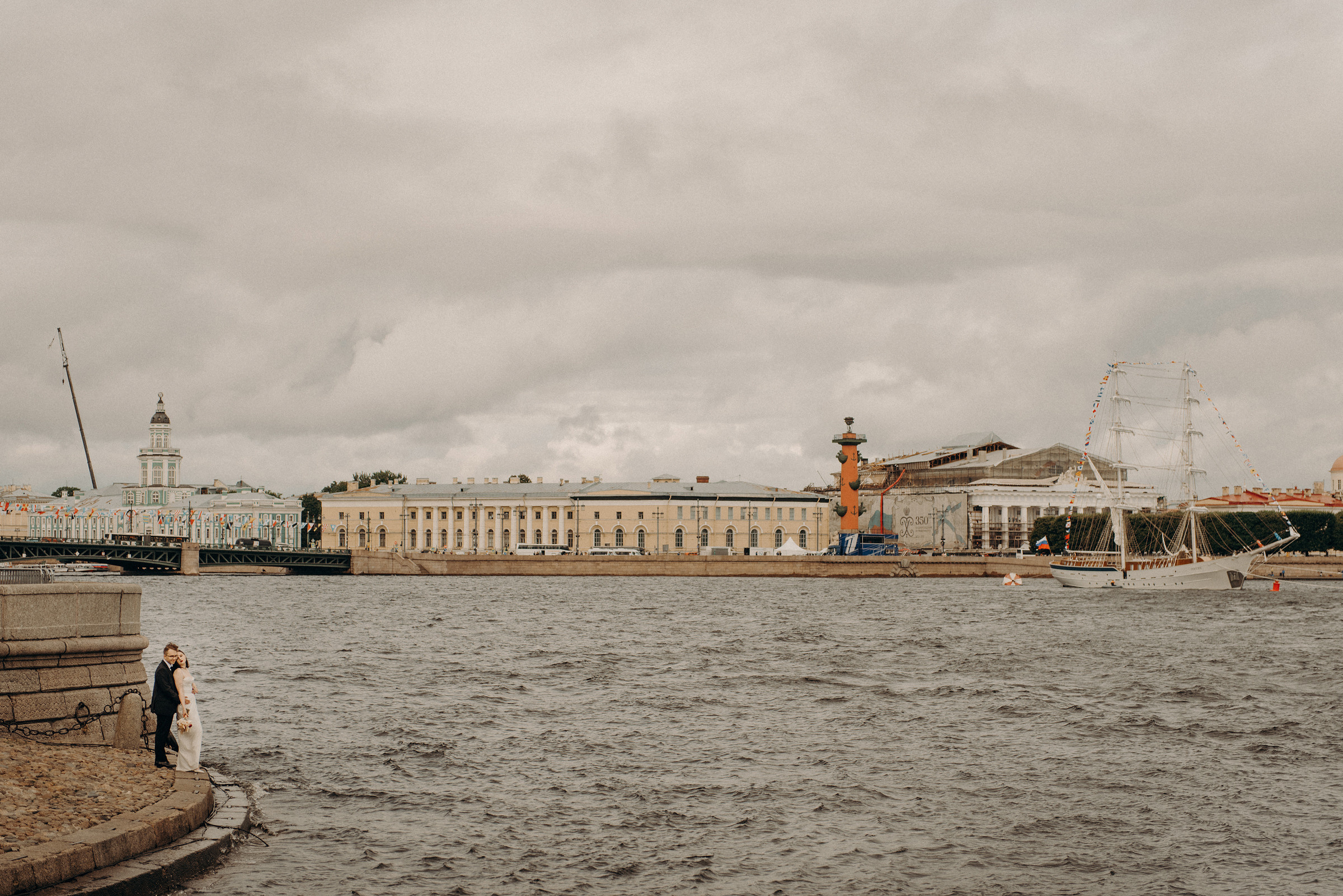 свадебная фотосессия на набережной Невы