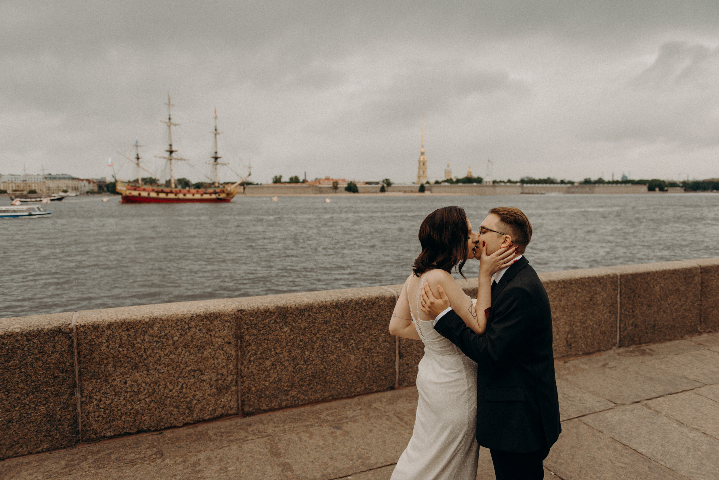 свадебная фотосессия на набережной Невы