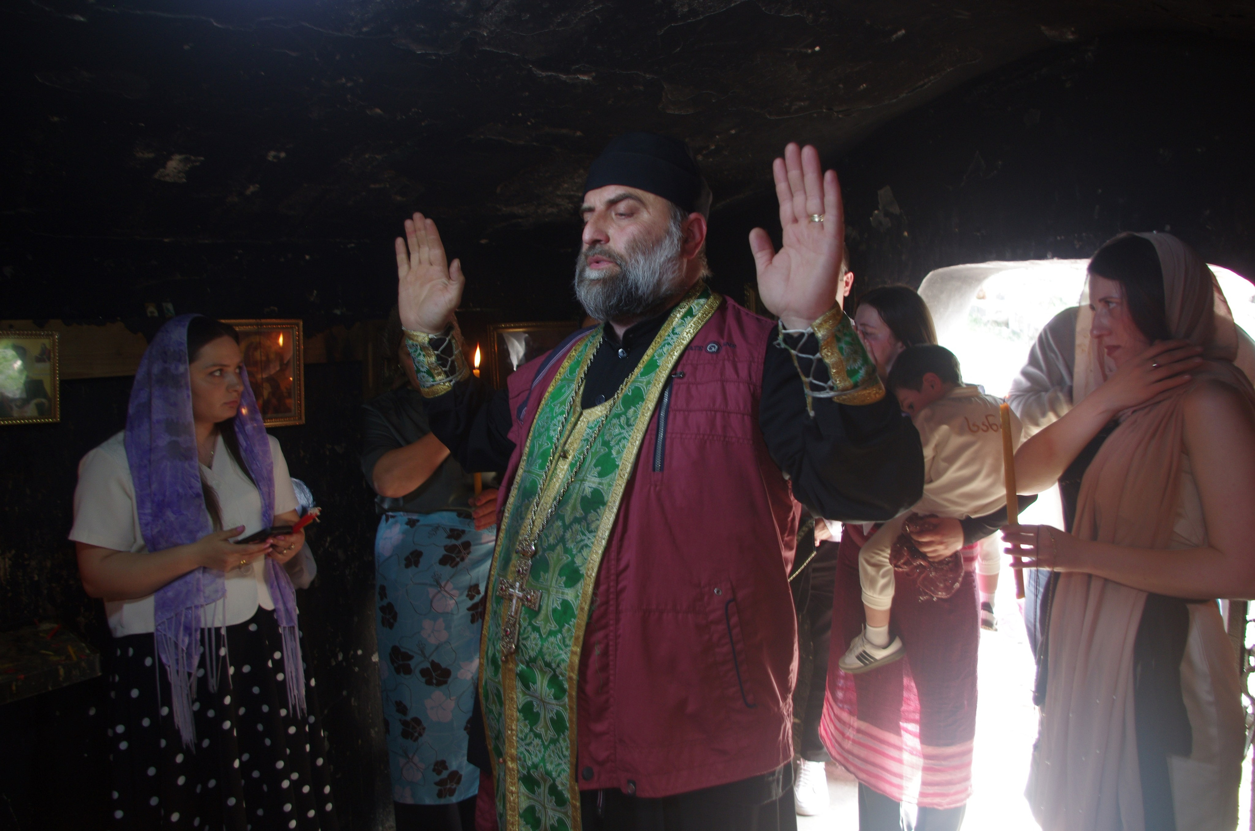 Крещение в Церкви Святого Георгия в Гогни. Портретный фотограф Денис Милютин