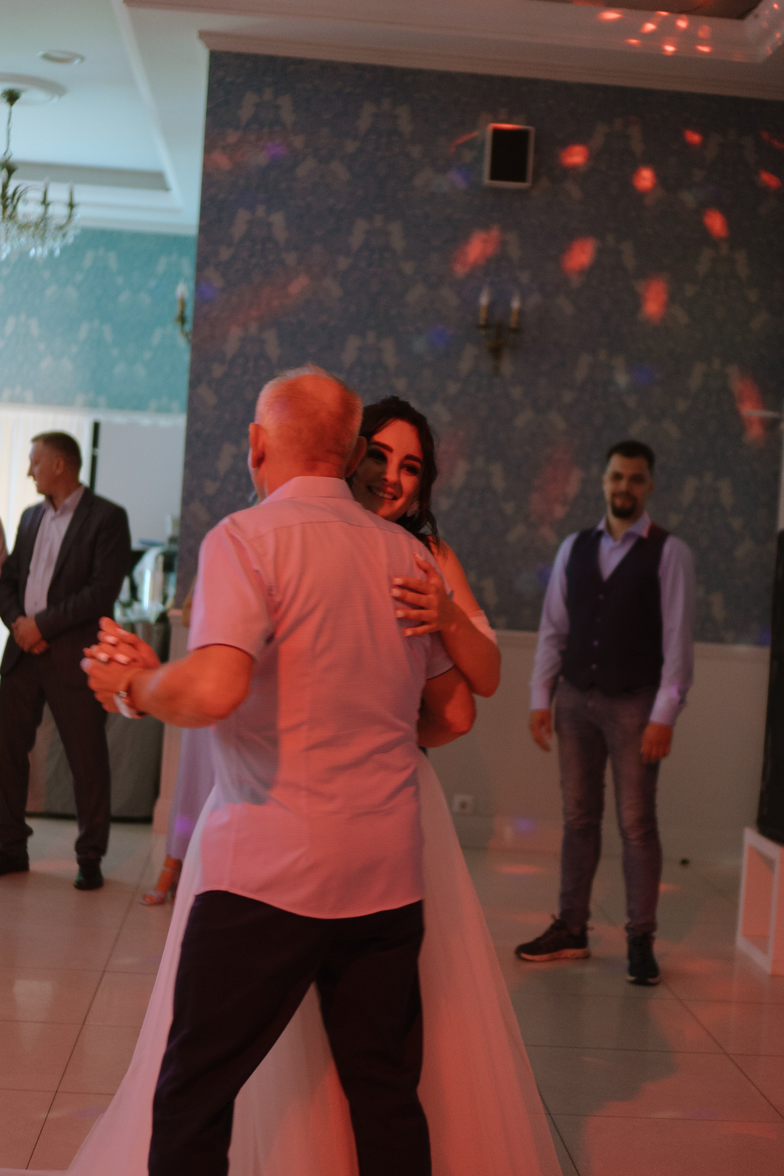 ТАНЕЦ ОТЦА И ДОЧЕРИ НА БАНКЕТЕ (СВАДЕБНАЯ ФОТОСЕСИИЯ БАНКЕТА). Профессиональный фотограф, Санкт-Петербург — Виктория Богомолова